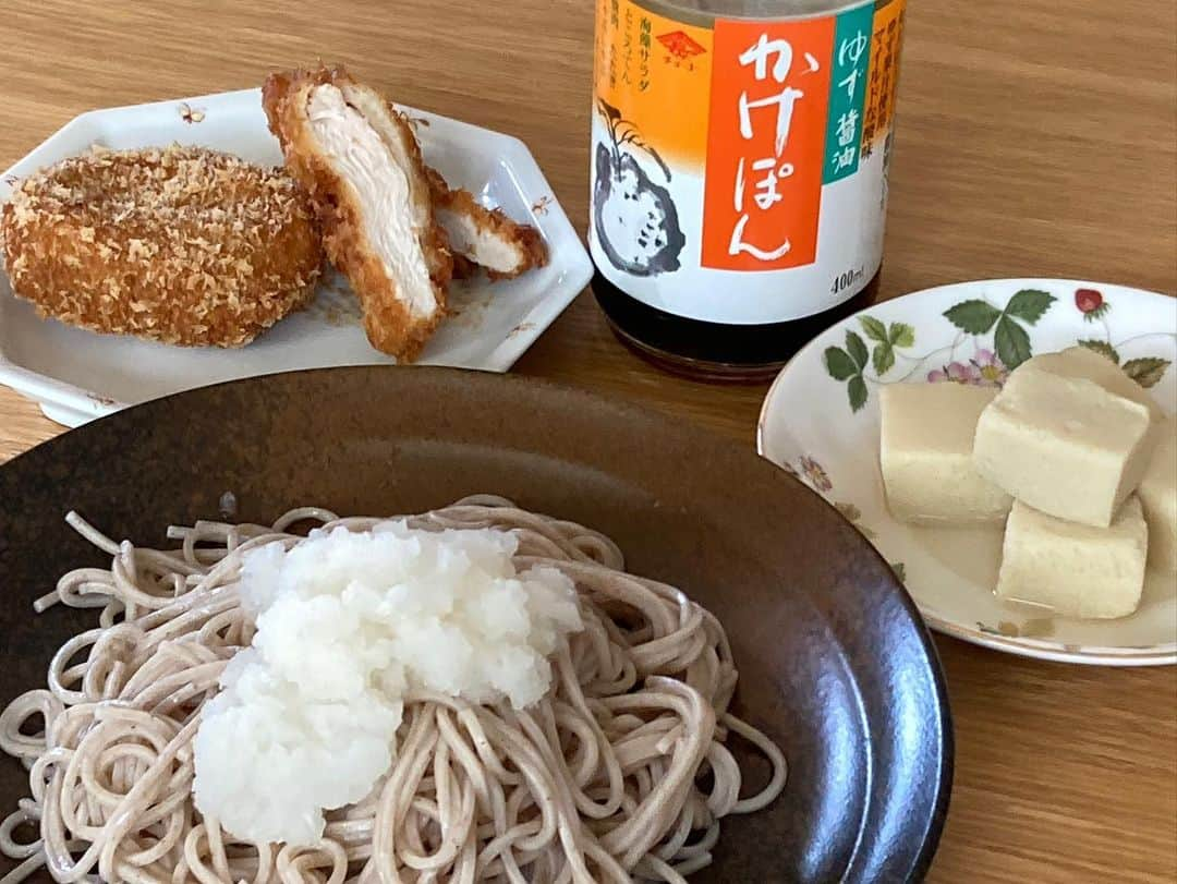 柳家さん生さんのインスタグラム写真 - (柳家さん生Instagram)「4/28昼ご飯だぁ〜 おいらの飛騨古川の友達で福全寺蕎麦の乾麺で おろし蕎麦 コロッケ1個チキンカツ2切れ 高野豆腐うま煮 つゆはぽん酢醤油かけぽん めちゃくちゃおいひぃ😍」4月28日 13時52分 - waraiguma1957