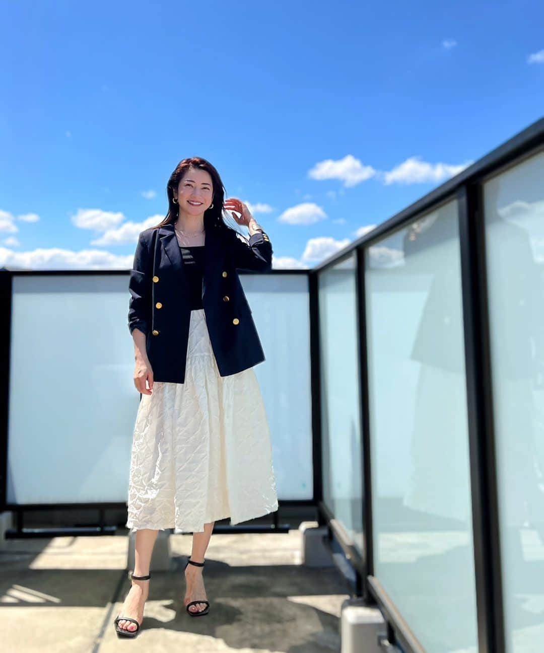 のインスタグラム：「. 初夏を感じるこの時期が1番好きです  暖かくなったら着ようと楽しみにしていた @unminouofficial の白スカートをおろした今日  天気が良くて、素敵な服を着れて 単純だけどそんな事だけで 幸せを感じてしまう  はぁ、ほんと良い季節🌿  . #UNMINOU#アンミヌ#アンミヌコーデ #アラフォーコーデ#アラフォーモデル#紺ブレ」