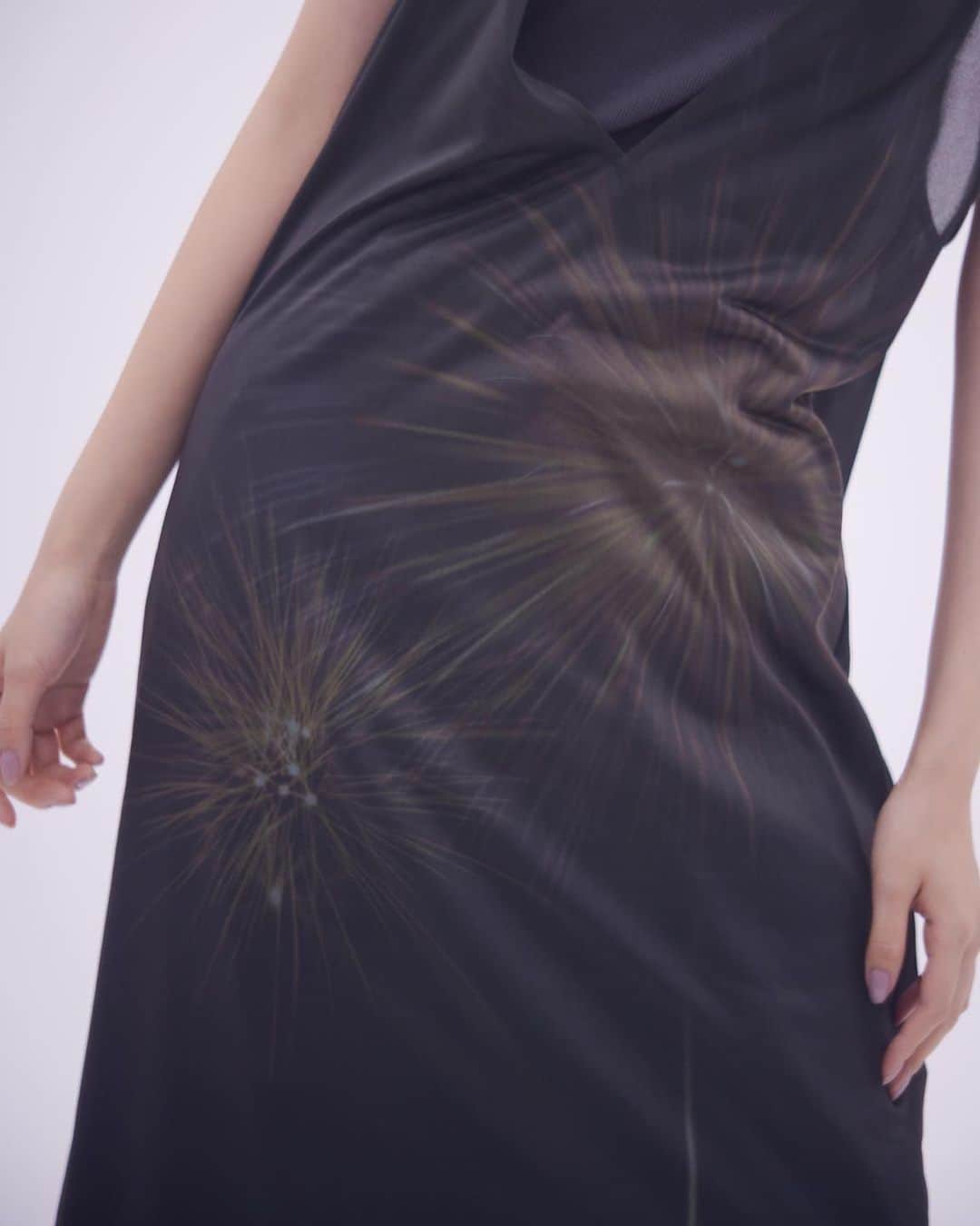 Ameri vintageさんのインスタグラム写真 - (Ameri vintageInstagram)「5.2(Tue)12:00  MIREI KIRITANI × AMERI FIREWORK LAYERED TEE MIREI KIRITANI × AMERI FIREWORK LAYERED DRESS will be released.  #ameri #amerivintage #shopping #fashion #japan #top #shirt #dress #tee #mireikiritanixameri」4月28日 14時00分 - amerivintage