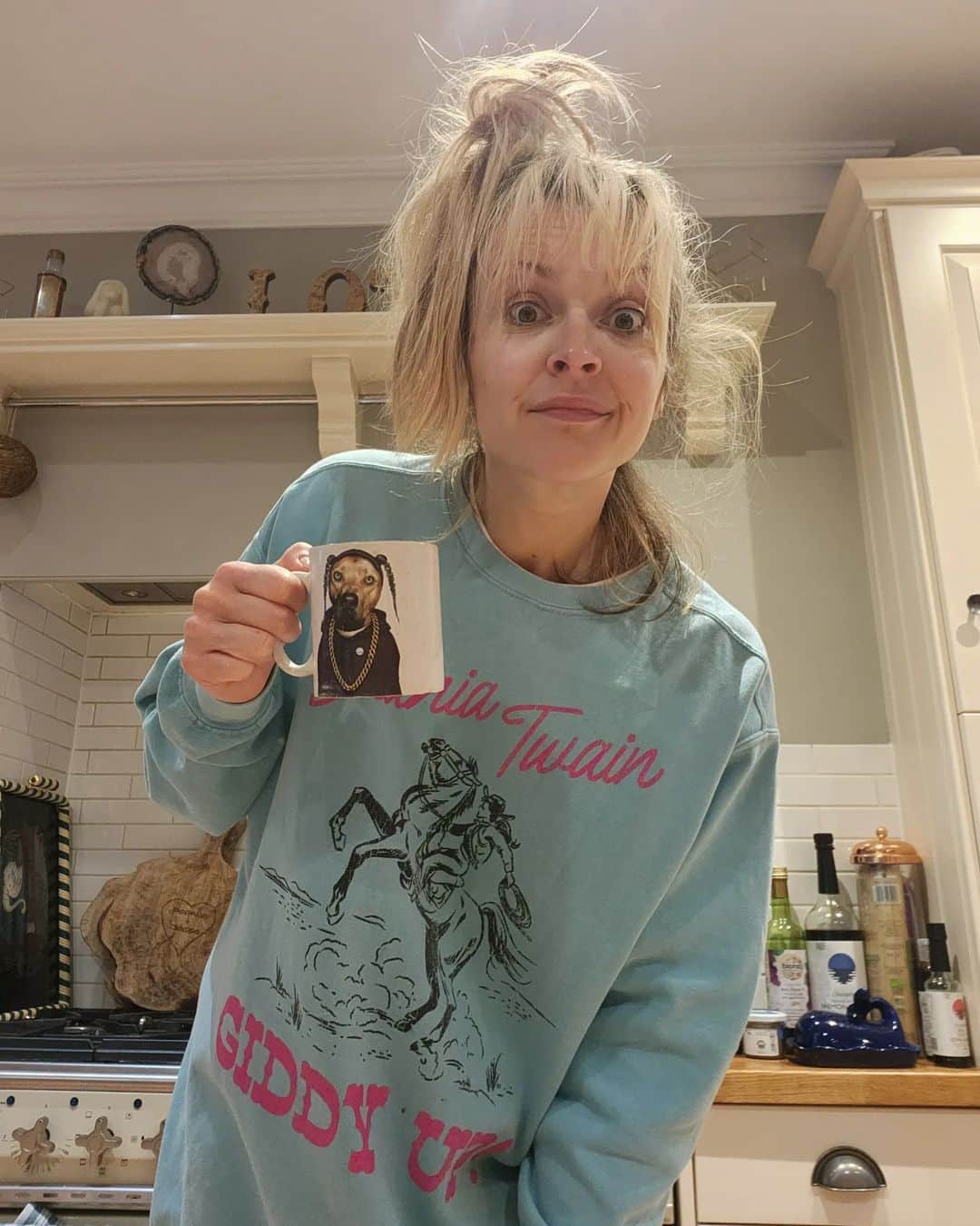 ファーン・コットンのインスタグラム：「Been awake since 4:30am. 😫 Is there something planetary going on? 🤷🏼‍♀️  A day of book editing awaits me post school run. I've been working simultaneously on two writing projects this year and am currently fine tuning one of them. I'm praying that strong coffee will give me some focus so I can plough on today.  May the force be with all of you and if you have this bank holiday off work, enjoy❤️」