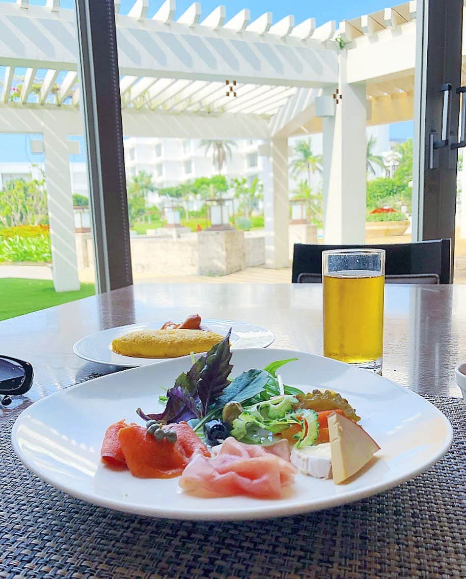 榊山敬代のインスタグラム：「☀️🍽️✨… ・　　 つづき  ホテルといえば 朝食楽しみの巻  ということで  今回もブュッフェにて 食べすぎないようにと パンやフルーツは控え てみましたがやっぱり 八重山そば食べたいし ジューシー食べたいし  と結局２回に分けて 和食もいただくの巻  前日の夕食は食の話題で 盛り上がりましたが沖縄 に来ると見かける紫色の 葉っぱは美容にも良いと のことで少し苦いですが モリモリチャージタイム  さてこの日の午後は ホテルの敷地内にて 移動するため荷物を まとめまして次なる スポットへとつづく  #ANAインターコンチネンタル石垣リゾート #anaintercontinentalishigakiresort  #朝食 #breakfast #morning #さんぴん茶  #ホテルモーニング#ホテル大好き #Hotel #Love #プール #trip #travel#旅 #旅行 #海 #Sea #pool #日本画家 の #外出こんなもん #最近ついてる #毎日がスペシャル #人生一度きり #人生楽しもう #人生思い出づくり #人生は素晴らしい#石垣島 #ishigakijima #石垣島好き #石垣島グルメ」
