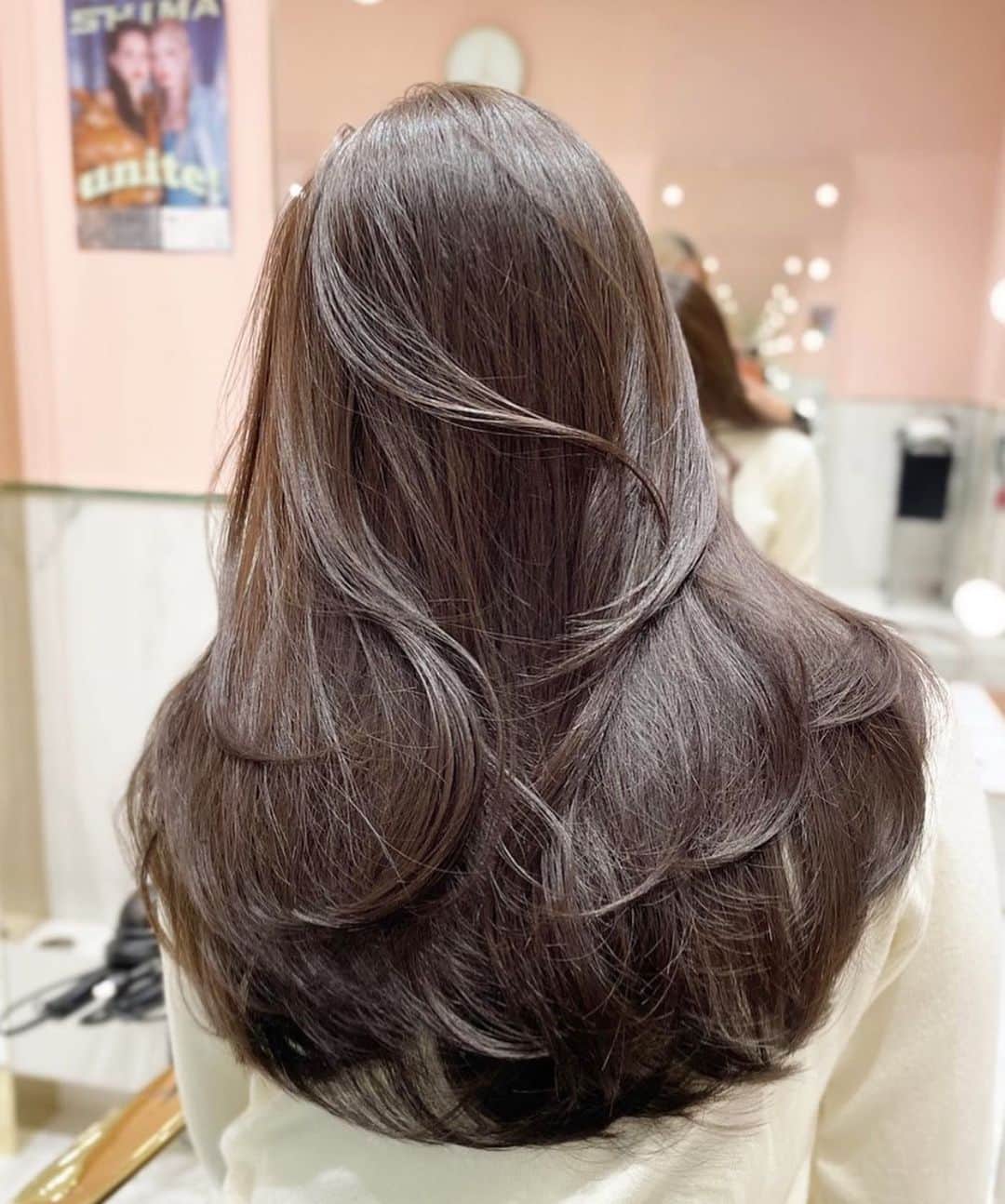 原涼香のインスタグラム：「大人気𝙣𝙪𝙙𝙚 𝙗𝙧𝙤𝙬𝙣 🤎 赤味のない透明感カラーに ワンカールで可愛くなるレイヤーカット✔︎ ㅤㅤㅤㅤㅤㅤㅤㅤㅤㅤㅤㅤㅤㅤㅤㅤㅤㅤㅤㅤㅤㅤㅤㅤㅤㅤㅤㅤㅤㅤㅤㅤㅤㅤㅤㅤㅤㅤㅤ menu... ● カット ● プレミアムケアカラー ● バイカルテトリートメント ㅤㅤㅤㅤㅤㅤㅤㅤㅤㅤㅤㅤㅤ 是非お任せください♡ ㅤㅤㅤㅤㅤㅤㅤㅤㅤㅤㅤㅤㅤㅤㅤㅤㅤㅤㅤㅤㅤㅤㅤㅤㅤㅤㅤㅤㅤㅤㅤㅤㅤㅤㅤㅤㅤㅤㅤㅤㅤㅤㅤㅤㅤㅤㅤㅤㅤㅤㅤㅤ ㅤㅤㅤㅤㅤㅤㅤㅤㅤㅤㅤㅤㅤ  ㅤㅤㅤㅤㅤㅤㅤㅤㅤㅤㅤㅤㅤ  #SHIMA#韓国ヘア#韓国スタイル#レイヤーカット#ワンホンヘア#ワンホン#ダークトーン#網紅#初カラー#暗髪#ベージュカラー#ラベンダーカラー#グレージュ#オリーブカラー#透明感カラー#銀座美容院#銀座美容室#美容師#시스루뱅#레이어드컷#koreanhair  ㅤㅤㅤㅤㅤㅤㅤㅤㅤㅤㅤㅤㅤ」