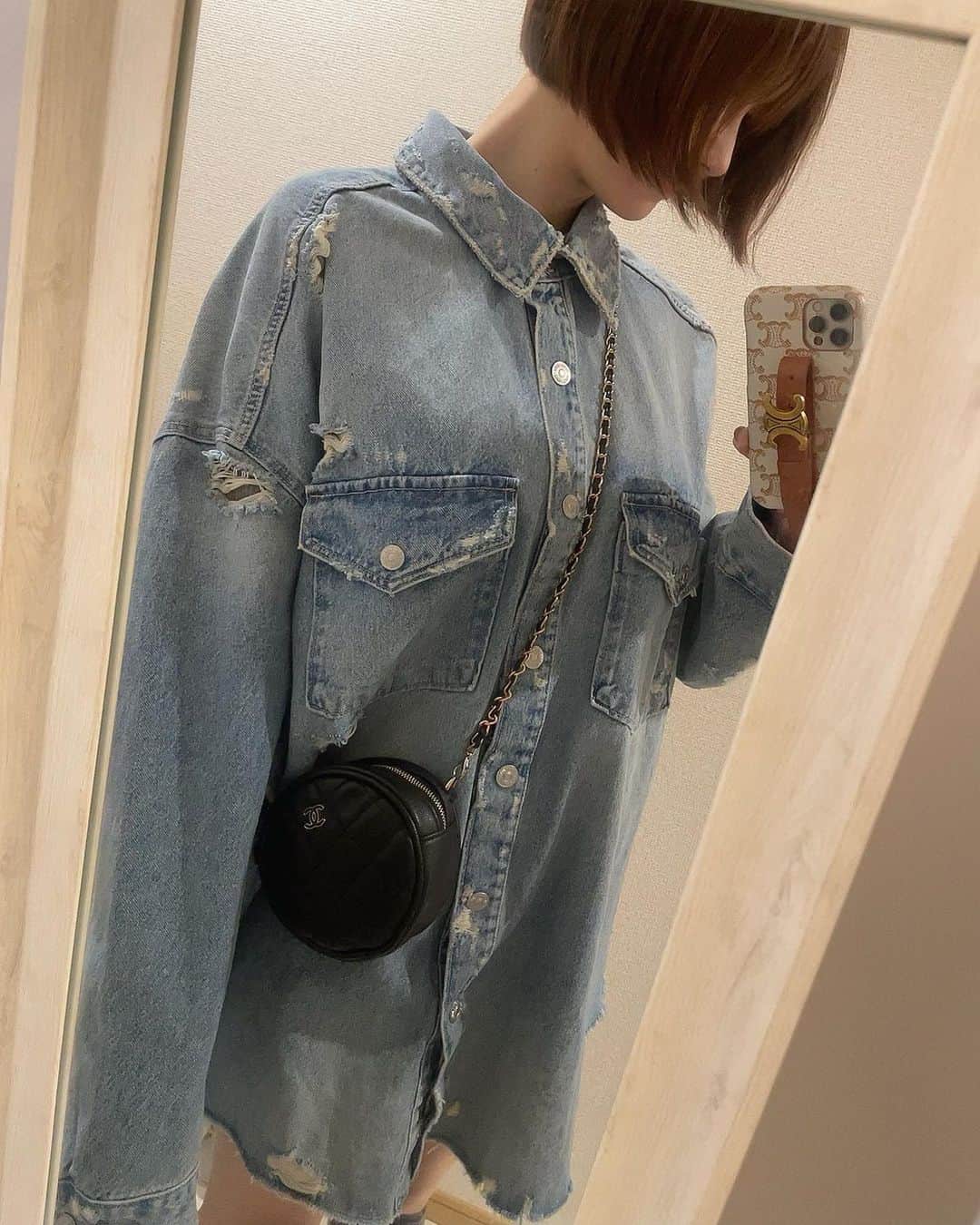 南キカのインスタグラム：「@zara のデニムジャケット かわちぃ。♡   Lでオーバーサイズにしたよ! パッチンボタンだから脱ぎ着も楽ちん  #ショートボブ」