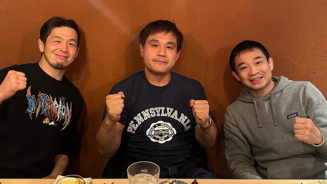 のインスタグラム：「グラバカトップの集まり。東村山 横山先生、赤羽 草柳先生と食事会。 横山先生は柔術の大会をこれまで何度も制し優勝経験豊富。草柳先生もMMAでヒートの元王者です。キャリアにおいても、指導者としても、格闘界でタイトルを持っている事はとても重要です。二人ともナイスガイで強い。 横山先生は現在、グラバカ柔術の代表で、東村山と赤羽柔術、全ての指揮を取ってもらっています。  二人共もう10年以上の付き合いになり、とにかく一番助けてもらった二人。本当に頭上がりません笑　最初に出会った頃から人柄が全く変わらず、長年よくやってくれました。 今日は来れなかったけど、他にも愛媛県今治、福島県郡山にもジムがあり、皆元々は後輩であり練習仲間です。知らず、知らずにグラバカは大きくなって行ってます。いい仲間が集まってくれて有り難い。 今日は赤羽会員さんのお店「わすれな草」にて、美味しい料理を頂きました。沢山話せて楽しい会でした。  #グラバカ 練馬 #グラバカ 赤羽 #グラバカ東村山 #グラバカ今治 #グラバカ 郡山」