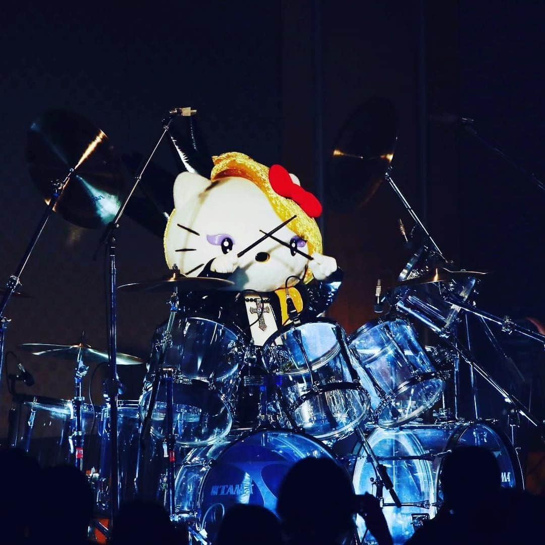 Yoshikittyのインスタグラム：「Rock 'N' Roll!   Please support #yoshikitty in the 2023 #SanrioCharacterRanking! VOTE EVERY DAY from all of your devices until May 26th!   Link in bio: https://ranking.sanrio.co.jp/en/characters/yoshikitty/   #HelloKitty x #YOSHIKI #teamyoshikitty #チームyoshikitty #Sanrio   @YoshikiOfficial」