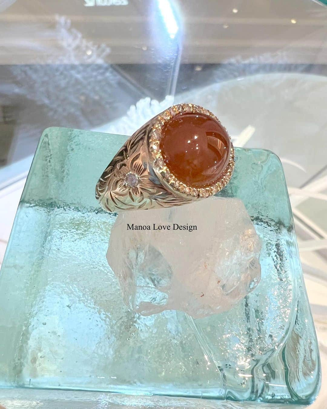 Manoa Love Design Hawaiiさんのインスタグラム写真 - (Manoa Love Design HawaiiInstagram)「Diamond red jade Hawaiian ring✨✨✨  #manoalovedesign #hawaiianjewelry #hawaiianring #redjade #jadering #manoa#hawaii #waikikibeach #waikiki#hawaiivacation #hawaiitrip #hawaiitravel #oahuhawaii #jewelrytrends #madeinhawaii #internationalmarketplace #plumeria #マノアラブデザイン #ハワイアンジュエリーリング #ハワイアンジュエリー#ワイキキ#ワイキキビーチ#ハワイ情報 #ハワイ旅行 #マノア#プルメリア」4月28日 14時12分 - manoa_love_design