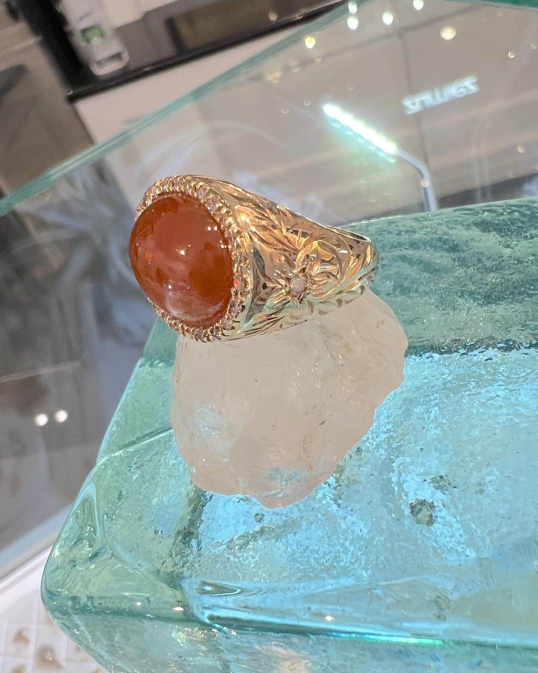 Manoa Love Design Hawaiiさんのインスタグラム写真 - (Manoa Love Design HawaiiInstagram)「Diamond red jade Hawaiian ring✨✨✨  #manoalovedesign #hawaiianjewelry #hawaiianring #redjade #jadering #manoa#hawaii #waikikibeach #waikiki#hawaiivacation #hawaiitrip #hawaiitravel #oahuhawaii #jewelrytrends #madeinhawaii #internationalmarketplace #plumeria #マノアラブデザイン #ハワイアンジュエリーリング #ハワイアンジュエリー#ワイキキ#ワイキキビーチ#ハワイ情報 #ハワイ旅行 #マノア#プルメリア」4月28日 14時12分 - manoa_love_design