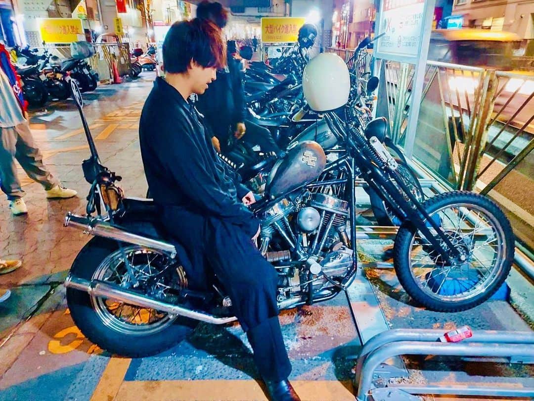 小澤亮太のインスタグラム：「愛のこもった先輩のハーレー達。 渋くてかっこいい😎  バイクは裏切らねー！と言っていました。  、、、確かに‼️‼️ 思いの深さですね👍  何かに夢中でい続ける人で僕も居たいです✌️  からのお知らせです‼️‼️‼️↓  舞台「Run For Your Wife」小澤亮太 先行予約が始まります！  お申込み受付期間：5月1日(月) 12：00～7日(日) 23：59です。  https://artistjapan.co.jp/ozawaryota_runforyourwife2023_ticket/  インスタのホームにもURL載せさせて頂きます❗️  皆々様、よろしくお願い致します‼️  #ハーレーダビッドソン #バイク #予約先行 #舞台 #ランフォーユアワイフ」