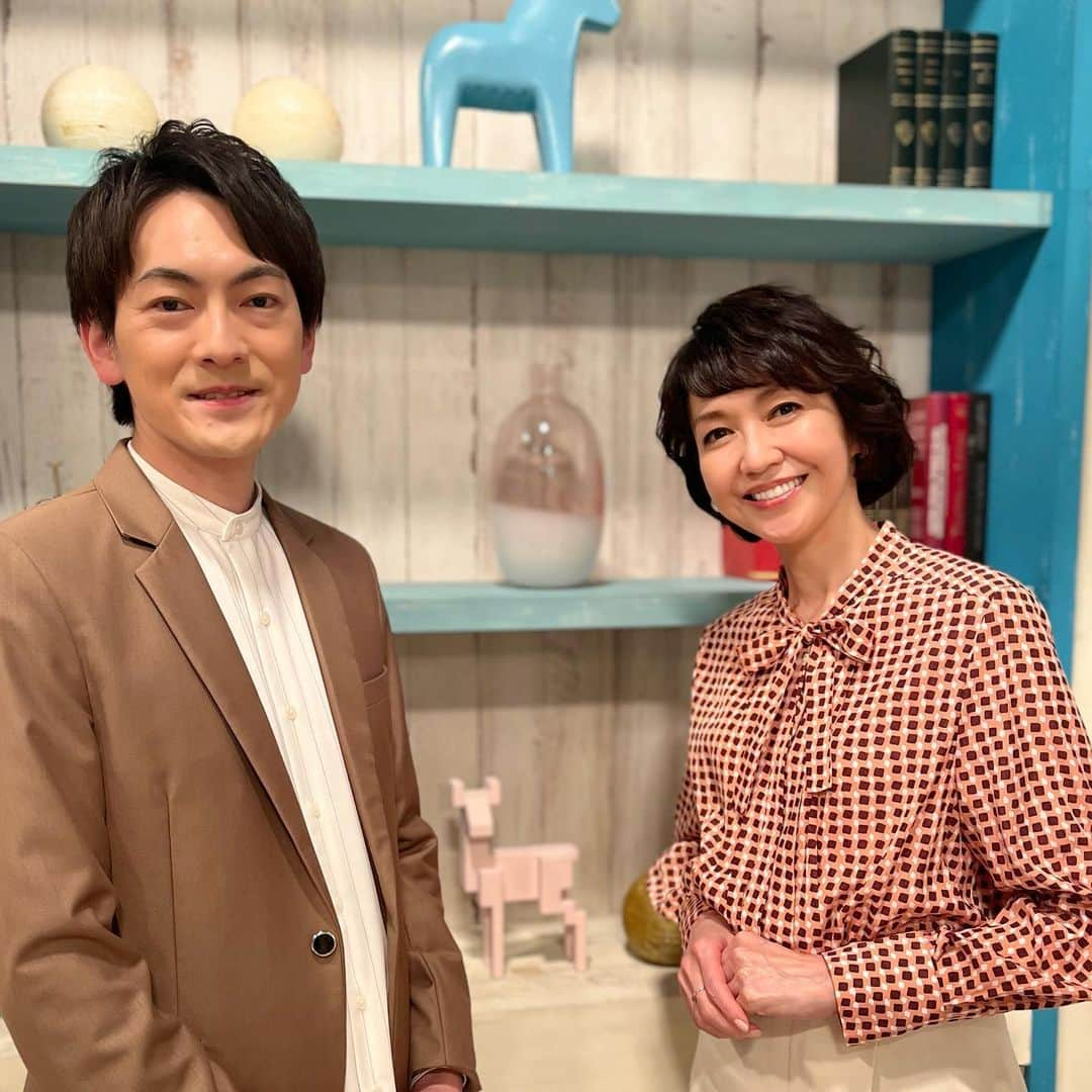 賀来千香子のインスタグラム：「こんにちは✨ 本日、4月28日(金) 夜8時から放送の、 『あしたも晴れ！人生レシピ』(NHK Eテレ) テーマは、 「ダウンサイジングで小さく豊かに暮らす」です。 以前放送した回のアンコール放送です。  家計や住まいを小さくする「ダウンサイジング」。 管理するモノを減らすと心も頭もスッキリして、新たな気づきを得られるそうです。 本当に必要なモノを大切にする暮らしをご紹介します。  料理研究家の藤野嘉子さん。 60歳を目前に、働き方を見直し、150平米のマンションから65平米の賃貸マンションにお引っ越し！  かつて汚部屋に住んでいたという平野ノラさんもモノを減らしてスッキリ！ ノラさん自慢の収納術もご紹介します。  ゲストに、平野ノラさん、藤野嘉子さん。 講師に、編集者・ライターの柳澤智子さんをお迎えしました。  不要と思える物を処分し、好きな物だけに囲まれて、自分をより知る事が出来る😉という事でしょうか✨  ダウンサイジングをなさった方、皆さん、スッキリ晴れ晴れとしたお顔をなさって眩しく見えました😊  永遠のテーマですね〜✨ どうぞ！御覧下さいね🌟  #あしたも晴れ！人生レシピ #nhk #eテレ #ダウンサイジング #家計 #住まい #暮らし #平野ノラさん #藤野嘉子さん #柳澤智子さん #堀内賢雄さん #小澤康喬アナウンサー #賀来千香子 #chikakokaku」