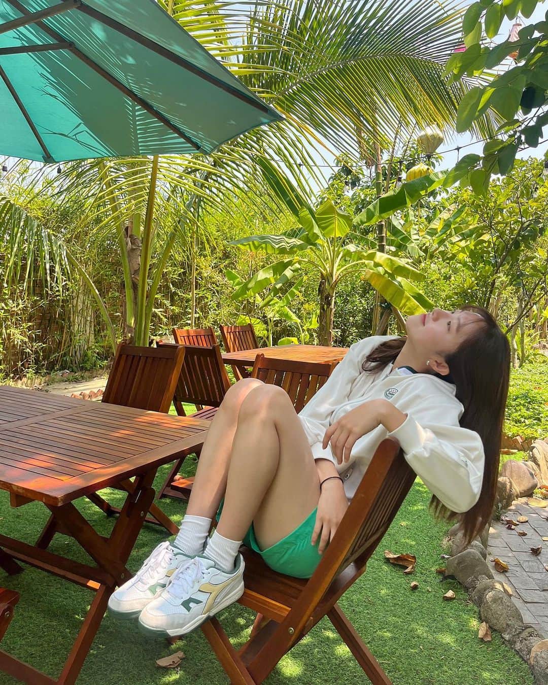 イ・ハウンのインスタグラム：「#제품협찬  보송보송 푸릇푸릇하던 아침☁️  #디아도라 #diadora」