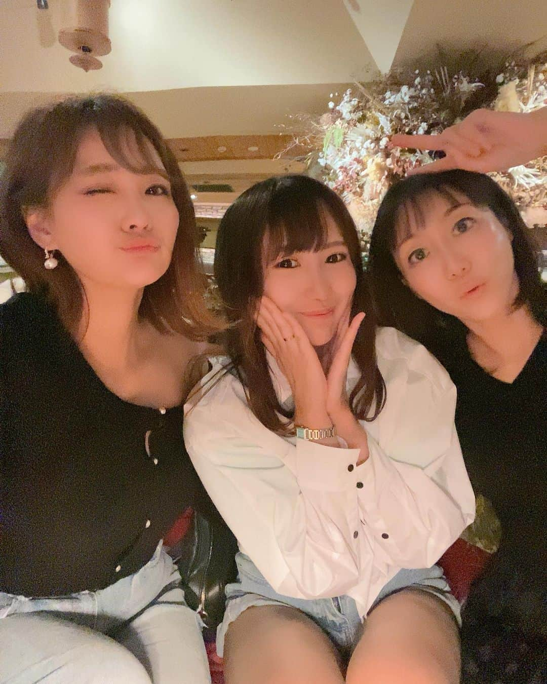 MIKIさんのインスタグラム写真 - (MIKIInstagram)「Brooklyn Parlor Osakb🍔❤️ 雨でゴルフ無くなったけど2人に会いたくて会いたくて昼飲みにした🤤💖 食べすぎたんやけど🤣🍔⭐︎ おしゃれなお店でご飯も美味しかった💕昼からスパークリングで乾杯したよ🥂✨楽しかった🥰 夕方になったらライトが消えて急にムーディーになった‼️笑 絶対ソファーでいちゃいちゃするやつおる🤣👏💕💕  #ゴルフ女子 #ランチ #大阪ランチ #昼飲み #昼飲み最高 #昼飲み女子 #女子会 #女子会ランチ #お酒大好き #ハンバーガー #スパークリングワイン #おしゃれなお店 #おしゃれ #可愛い女の子と繋がりたい #ゴルフ女子と繋がりたい #関西ゴルファー #関西ゴルフ女子 #エンジョイゴルファー #飲兵衛 #飲兵衛女子 #ブルックリンパーラー大阪 #ブルックリンパーラー」4月28日 14時22分 - mktyy_golf