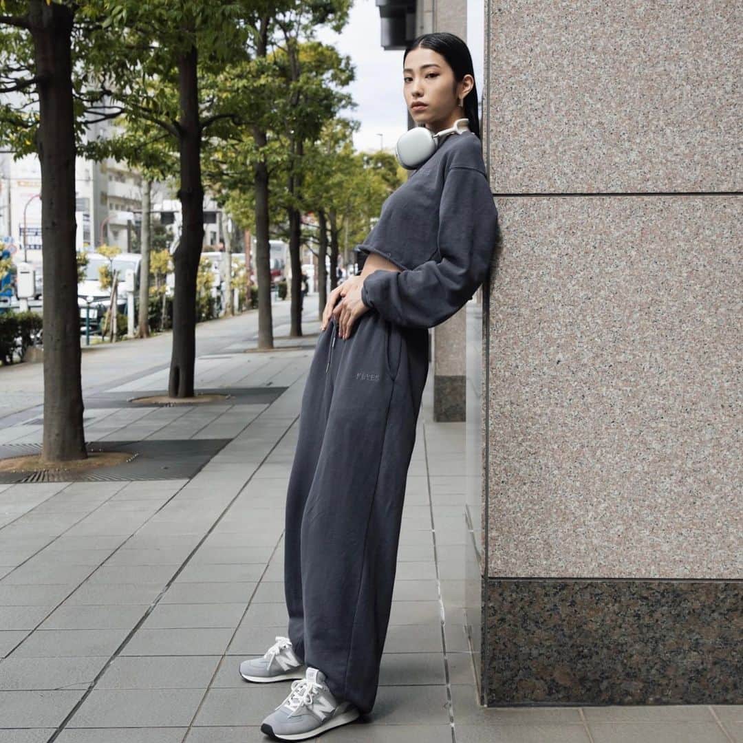 北澤舞悠（まゆちる）のインスタグラム：「@newbalance  New balance574をシューズカラーに合わせたスタイリングにしたよ👟 統一感を出せるデザインでかわいいの🤍 #newbalance  #newbalance574  #ニューバランス #pr」