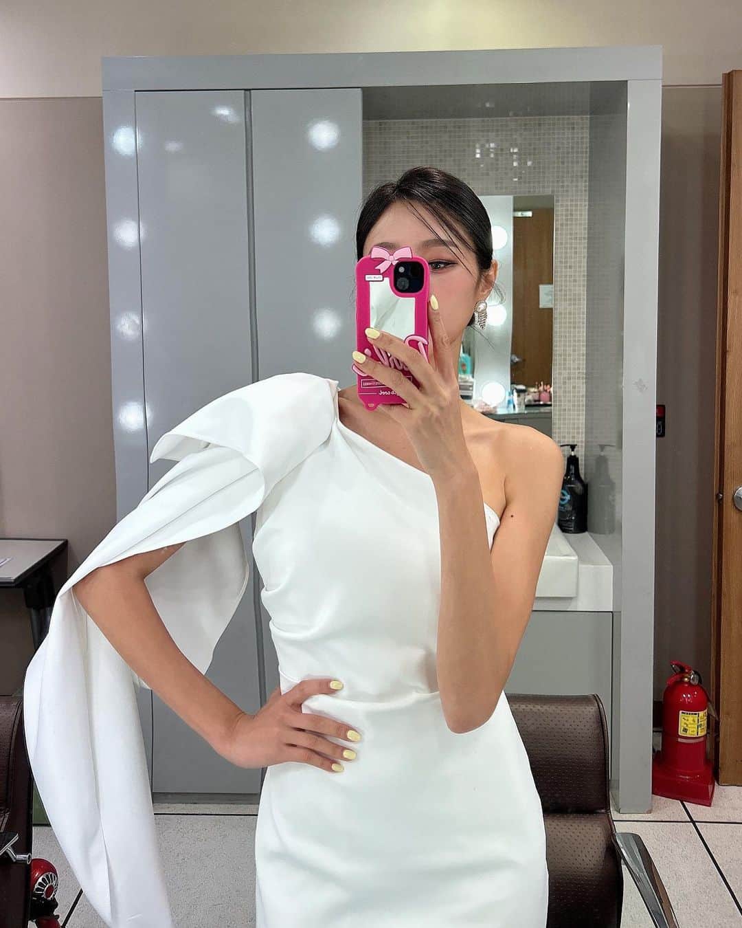 イ・ナリのインスタグラム：「옷이 날개 🦋😇 화이트앤핑쿠 🤍🩷🤍🩷 . . . #화이트드레스 #🤍#거셀맛집」