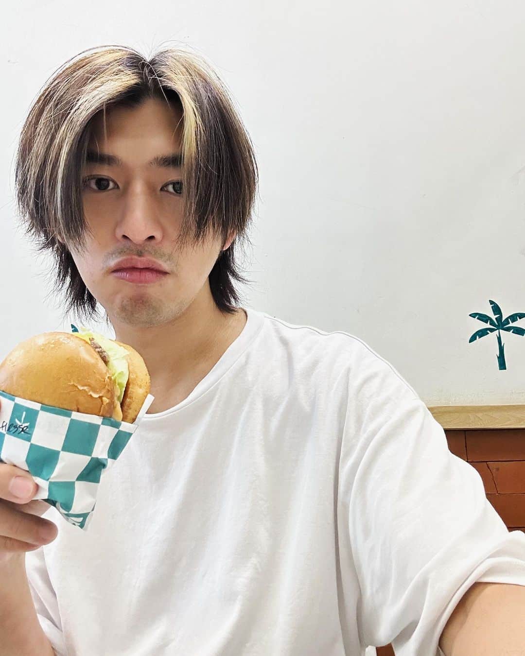 チェン・ボーリンのインスタグラム：「吃個漢堡~~~ 🌭 🍔 🐵 🏄🏻 🌴  Lezat!!! 😋」