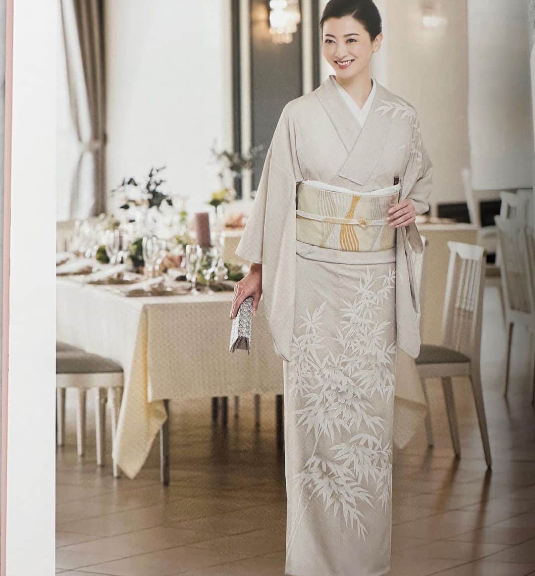 春香さんのインスタグラム写真 - (春香Instagram)「刊行されたばかりの「初めてでもよくわかる！基礎知識　着物入門」 掲載されています。  ふだん着物、フォーマル着物 コーディネートの基本や買い方、季節に応じた楽しみ方など、着物のあれこれ全てを学べる着物の教科書です👘  着物について改めて知る機会にもなりますよ😌  #着物入門#kimono#japaneseculture #着物#着物コーディネート #着物コーデ #着物女子 #着物モデル #着物アレンジ #着物の本#着物ヘア #model#japanesemodel#着物生活」4月28日 14時34分 - haruka__official