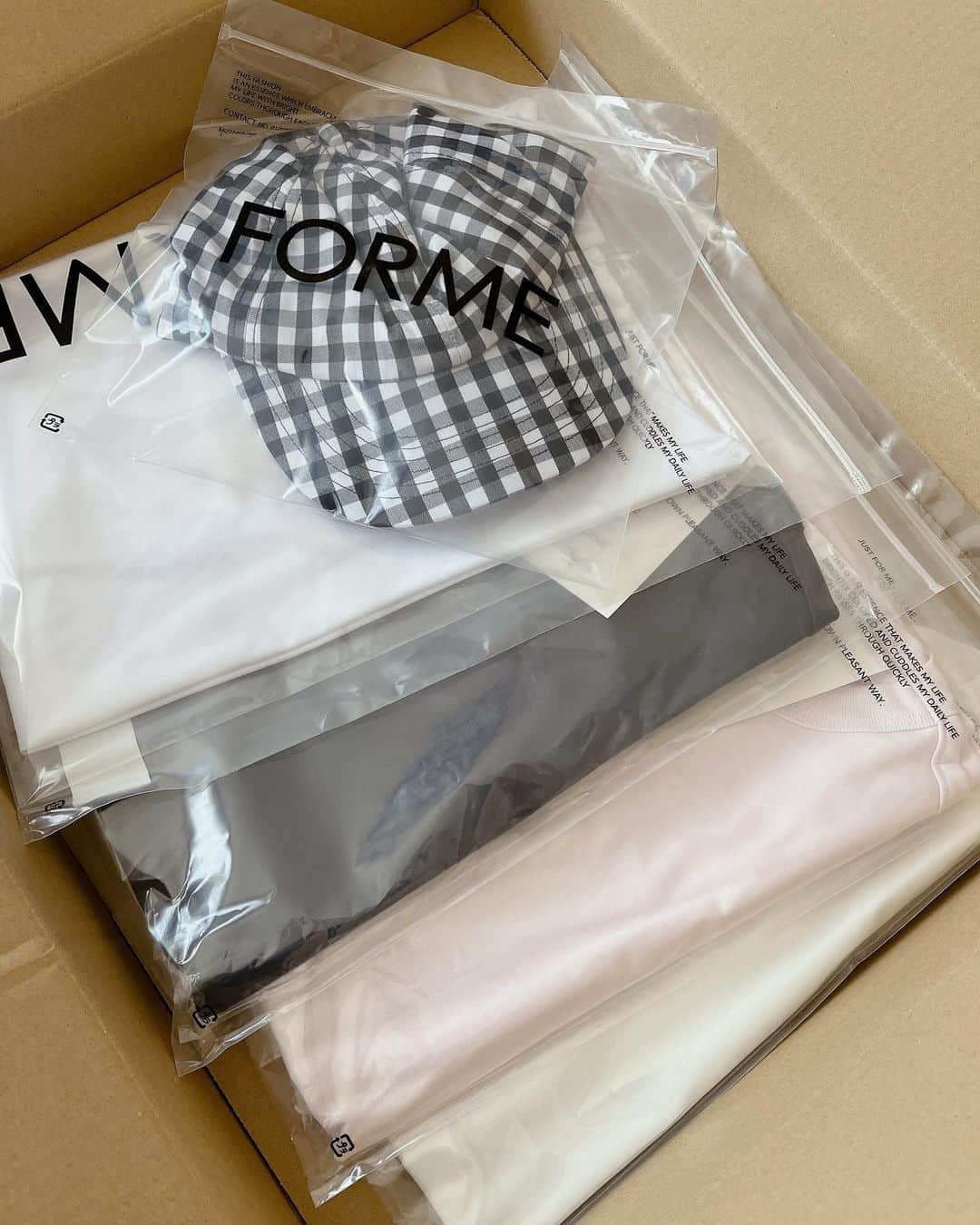のインスタグラム：「わーい！届いたー！楽しみだったの！ . . @mother_inc  . @akihigashihara  . @yamamotosatoko  . #ありがとう#tshirts #cap」