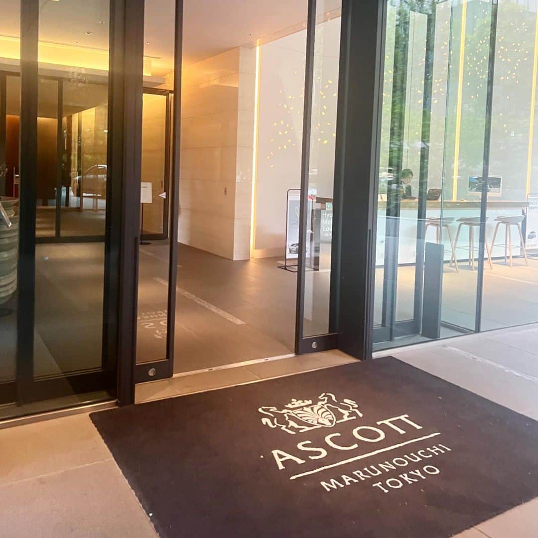 佐々木敬子さんのインスタグラム写真 - (佐々木敬子Instagram)「. MYLAN Private Event💜 丸の内にある　@_ascott_mt_jp_  アスコットホテルの素敵なスイートルームにてMYLANのプライベートイベント 「Maison MYLAN 」開催しました✨ お越し頂いたみなさま素晴らしい楽しい時間をありがとうございました🙏 アスコットホテルはマキさんの来日やご飯食べに行ったりでょくちょいくのだけど、22階のロビーから良い香りが漂い、異国情緒溢れる気持ちのいいホテル✨ 今回も最高でした♡ そして、今回の品のあるセンスのよいお花は @hirokotakeda1011 にお願いしました💕  MYLAN 2023ss collectionは5月中旬からオンラインshopにて販売開始します 5月は、東京、大阪　名古屋　 など回りたい予定です💜 早めに告知しますね！  #MYLAN  #MaisonMYLAN #アスコット丸の内東京」4月28日 14時41分 - keikosasaki_mylan