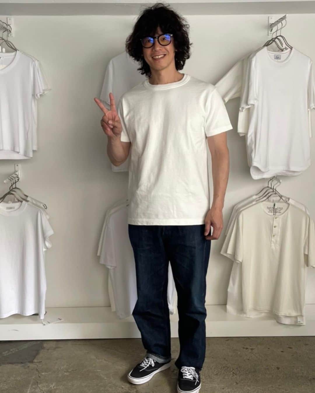 庄司智春のインスタグラム：「#東野デニム でもお世話になった @fffffft_sendagaya さんの オリジナルTシャツ。 デニムに合うカッコ良い白T。 夏はコレや！」