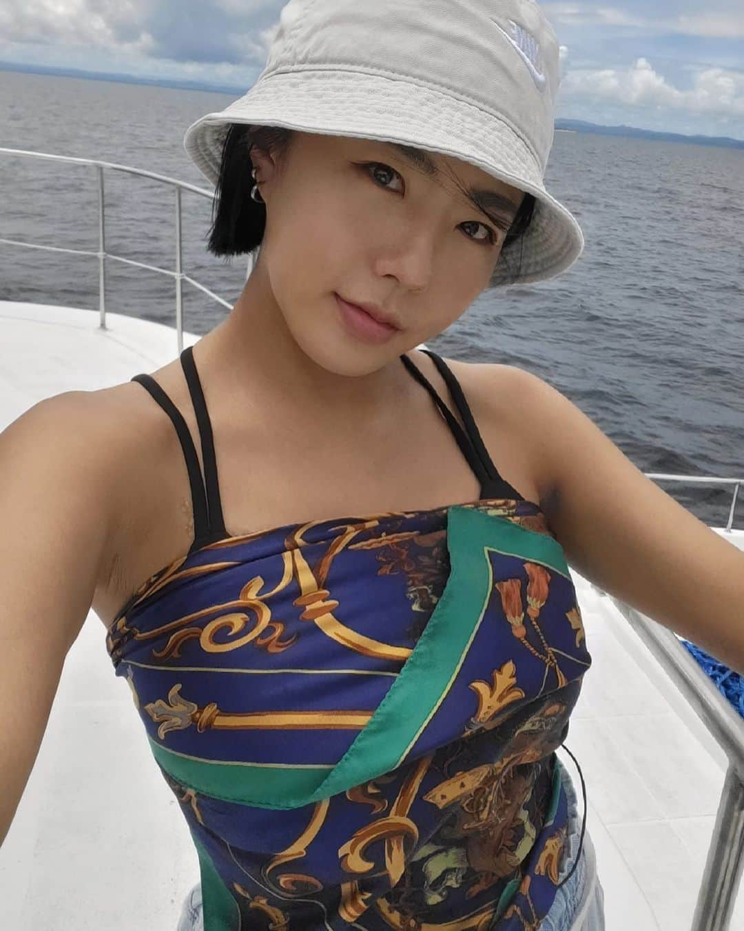 イ・サンファさんのインスタグラム写真 - (イ・サンファInstagram)「On a yacht 🛥️🌊☀️🧜‍♀️ 오빠 들고 있어봐봐 사진 좀 찍게😜 #쉬지말고셔터를눌러주삼」4月28日 14時48分 - sanghwazz