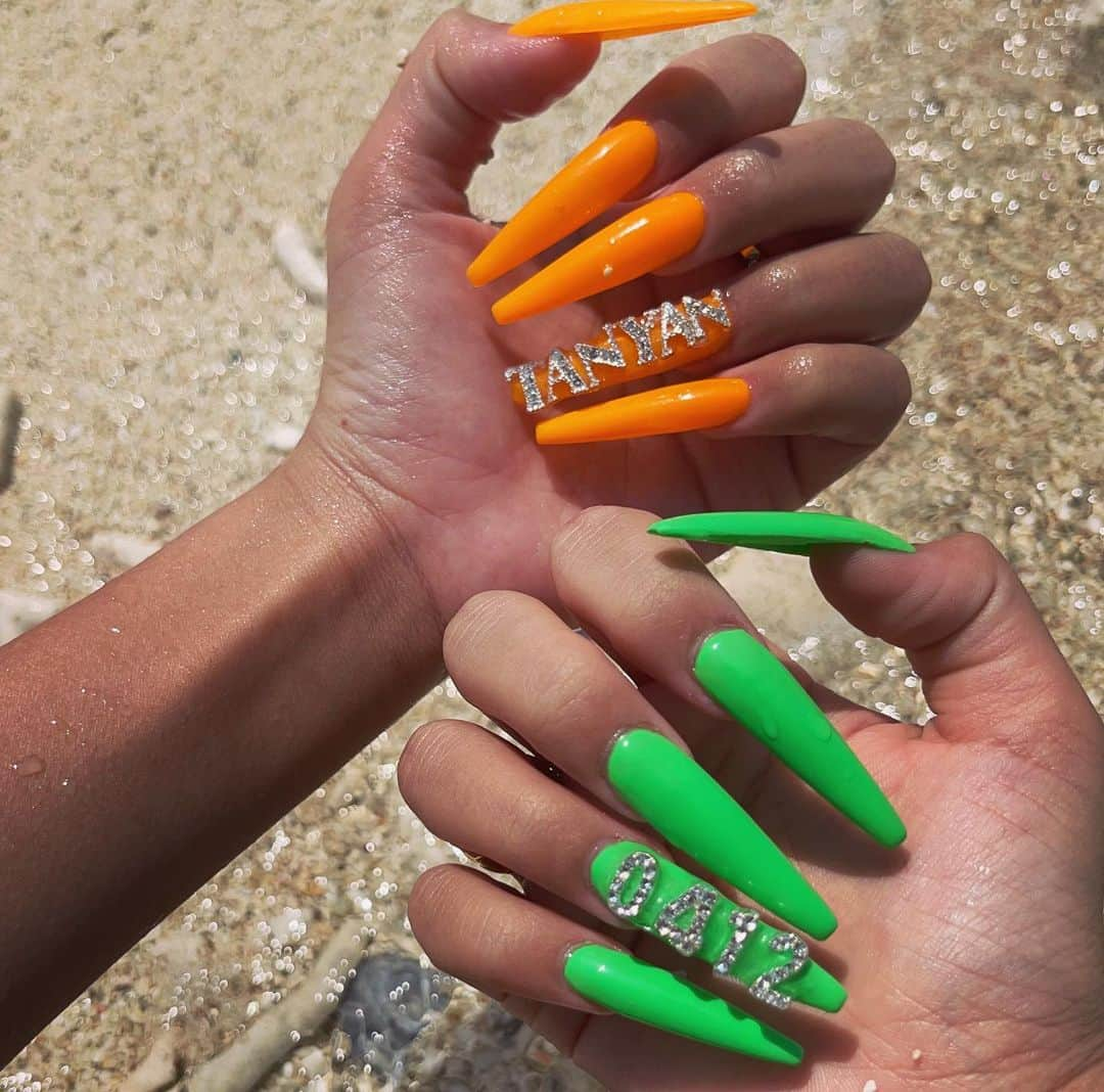 瀬戸ももあのインスタグラム：「𝗻𝗲𝘄💅🏽 夏カラーにしたから海に映える🧡💚 実は沖縄なうなんだぁ(〃ω〃)🌴  @nailsgogo さんいつもありがとうございます♡♡  #スカルプネイル #ギャルネイル #ネオンネイル #イニシャルネイル」