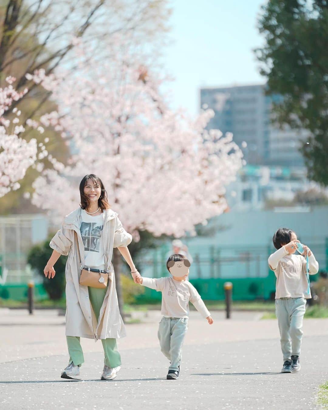 神戸蘭子のインスタグラム：「子供達と一緒に美stの撮影へ🌸 ちょうど桜が綺麗な頃で、楽しい撮影でした♪ 6月号発売中です ☺︎ 　  #桜　#撮影　#ママライフ　#男の子ママ　#育児奮闘中  #ママコーデ　#公園コーデ  #ゴールデンウィーク  #何しようかな」