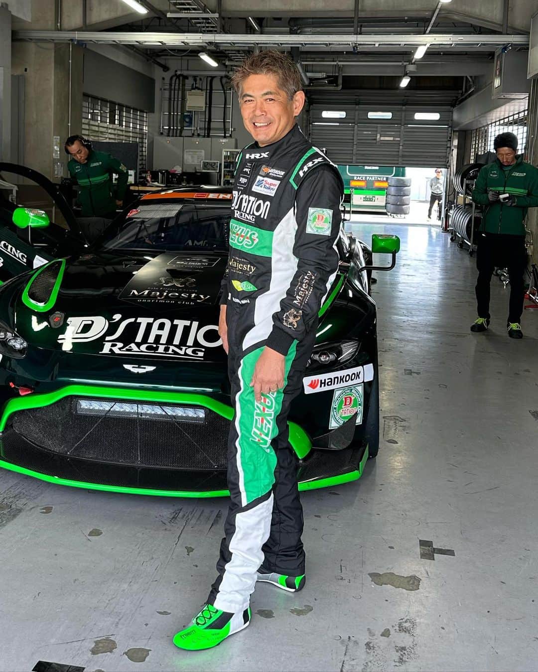 織戸学のインスタグラム：「@freem_motorsport_japan  @freem_official   めちゃくちゃカッコ良い レーシングシューズが 仕上がりました。  さすがイタリアンセンス  ロゴ入れも メーカーの証明書が 今後必要なようです。  新しいレギュレーション インナー、スーツ関係はFIA8856-2018という 規格　　  かなりマスクやグローブもゴツいイメージです。  super耐久 蛍光Green  super GT 蛍光yellow  #maxorido」