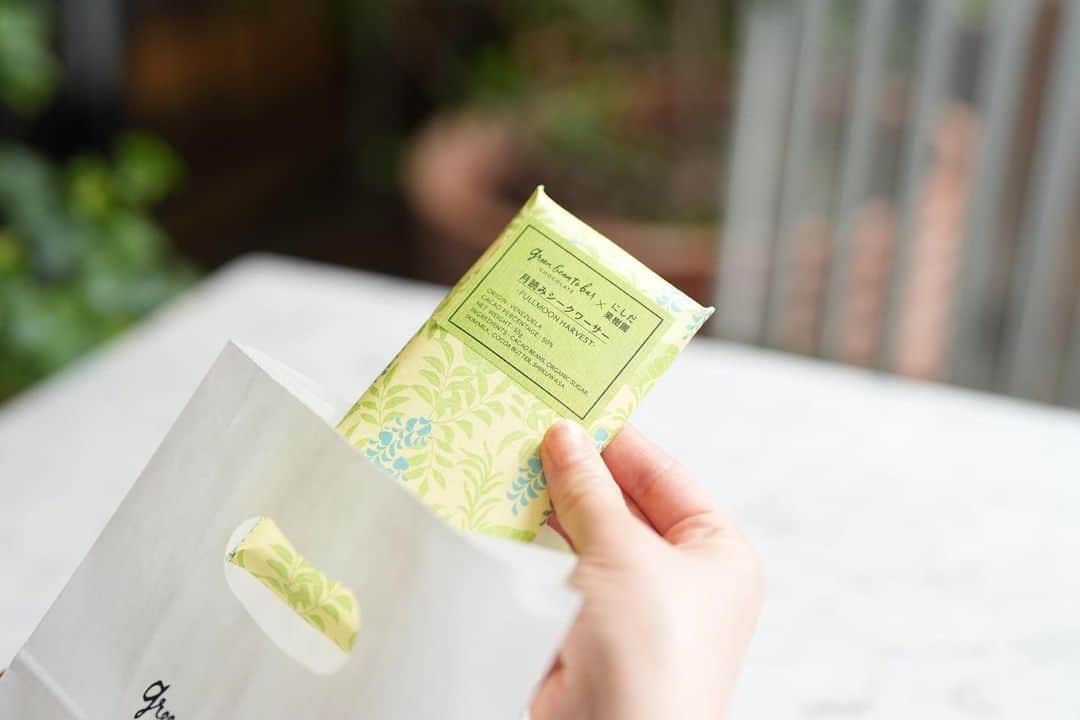 のインスタグラム：「Seasonal Limited -月読みシークワーサー-。にしだ果樹園さんから届いた、満月の日に収穫した完熟シークワーサーを、ベネズエラチュアオ地方のカカオのミルクチョコレートと合わせました。  シークワーサー特有の苦味やスパイシーさと、柑橘系の風味を持つチョコレートが織りなす初夏の味わいをお楽しみ下さい！ ⠀ ーーーーー  日本橋店があるコレド日本橋では4/28〜6/16まで「COREDO GREEN FES」を開催しています。「#コレドグリーンフェス」とハッシュタグをつけて投稿していただくと、コレドマガジン内にてハッシュタグ連携しUPされます。ぜひトライしてみてくださいね🌱  #greenbeantobarchocolate #グリーンビーントゥバーチョコレート #nihonbashi #コレド日本橋テラス #チョコレートバー #コレドグリーンフェス」