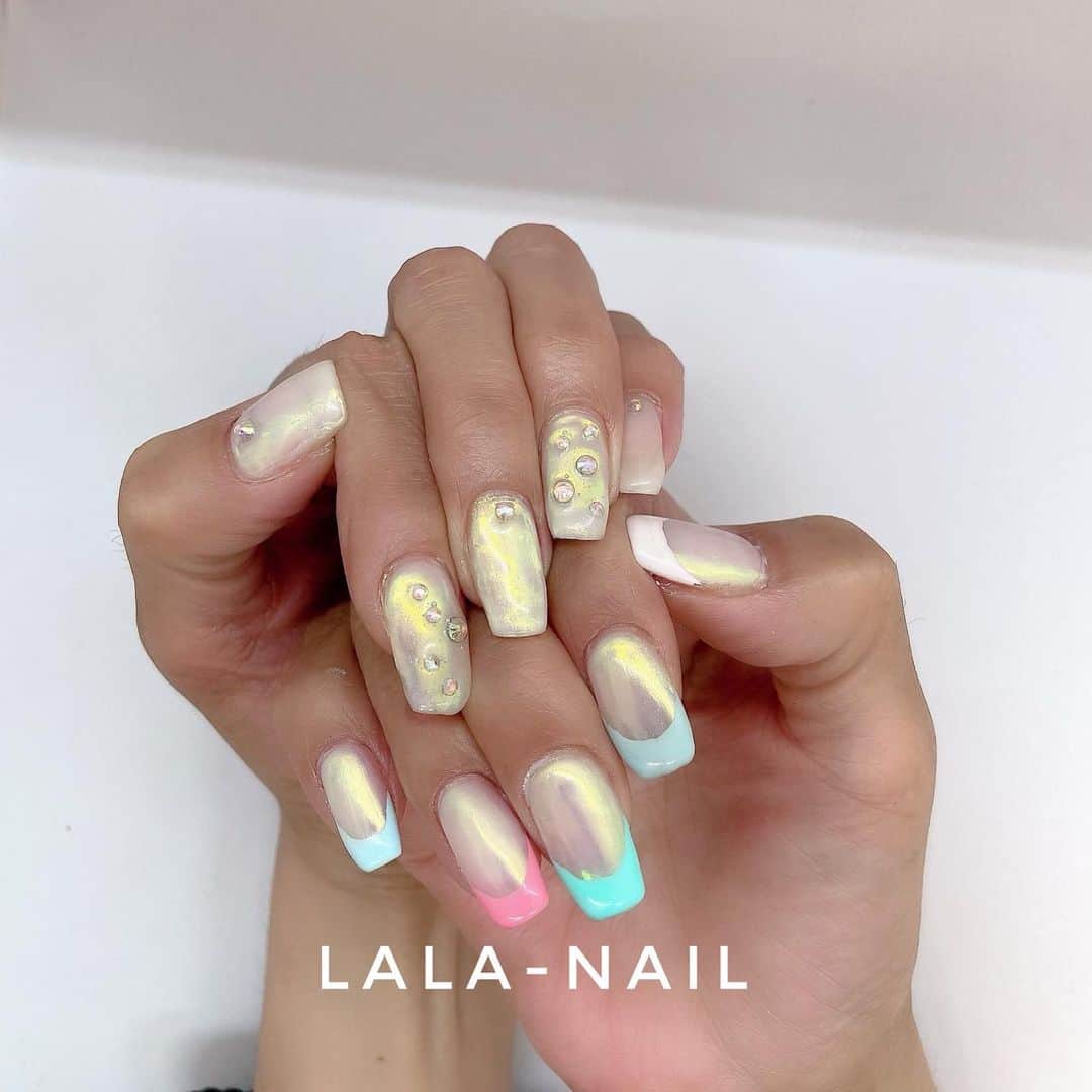 のインスタグラム：「パステルフレンチ💓  良いGWを〜🙌🏾🙌🏾🙌🏾 #instanails #nails#lalanail#ネイル#プライベートネイルサロン #横浜#手書きネイル#個性派ネイル#大人ネイル #キラキラ#キラキラネイル#フレンチネイル#パステルネイル #オーロラネイル #美甲#美甲設計 #美甲店 #네일#네일아트」