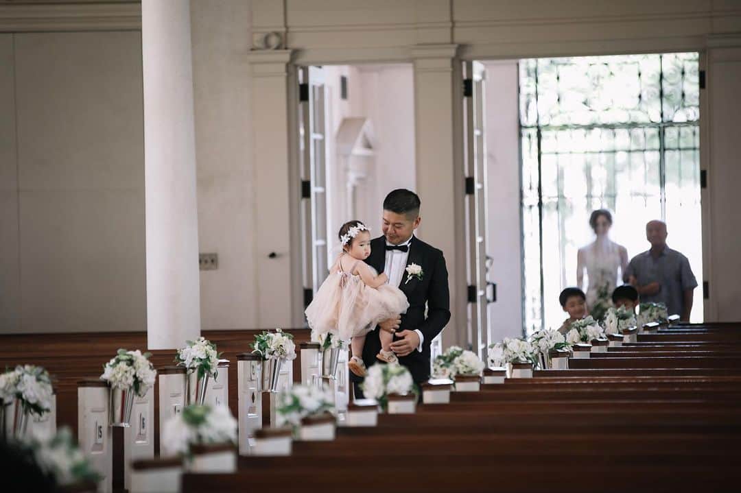 RealWeddingsのインスタグラム：「挙式はもちろんドレスアップして一緒に入場♡  ****************  Real  Weddingsではお子様と一緒にハワイウェディングやフォトツアーもご案内させていただきます。ぜひお気軽にご相談下さいませ。 ⁡ Planning:@realweddings_hawaii Photo:@visionarijapan @tacophotohi  Hair&Make: @bilino_naoko @bilino_hairmake  Florist:@flowerflowerhawaii ⁡ #ハワイ挙式#ハワイウェディング#ハワイウェディングプランナー#ハワイ結婚式#プレ花嫁#ハワイフォトウェディング#ハワイ前撮り#花嫁準備＃2023ハワイ婚 #2023秋婚プレ花嫁さんと繋がりたい #少人数婚#お子様と一緒にウェディング #リアルウエディングス#ハレクラニウエディング #hawaii#instaphoto#hawaiiwedding#hawaiiweddingplanner#halekukaniwedding #realweddings_hawaii」