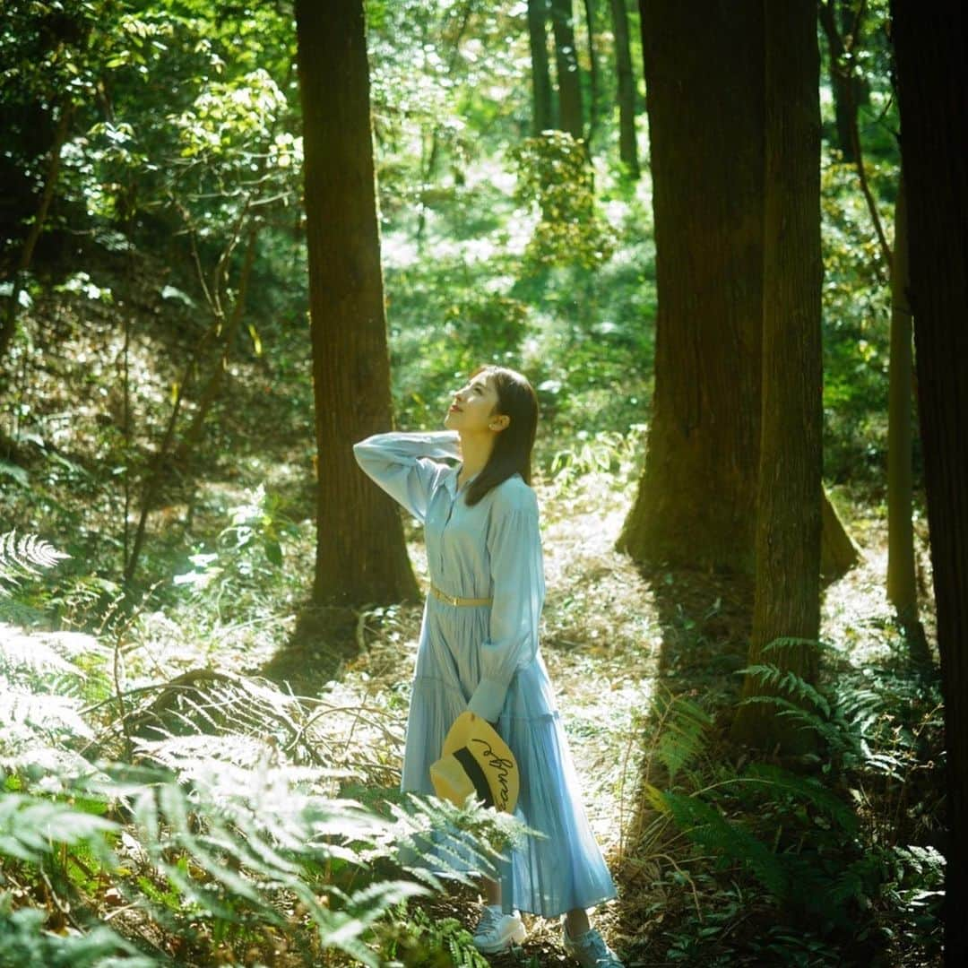 松井絵里奈のインスタグラム：「ちょっと頑張りすぎたら、 一息ついて。 リラックスして🌳  自分の中にある 『光』を思い出して。  昔の私を知っている人から 性格が変わったねって 言われた。  昔は、 がむしゃらに頑張るしかない！ と、ガッチガチに自分で自分を 固めてた。 緩める事を知らないから、 どんどんカチコチになって。  頑張るについては、 いろんな角度から 何時間も語れそう。🤔  苦しい頑張りは もはや、身も心もすり減るの。 そこに『楽しむ』エッセンスを プラスして。  色んな人生の物語を重ねてきて、 どの経験も必要だったと 今なら言えるけれど。  その物語のシナリオを 書き変えるのも自分次第♡✍️  今はいいバランスでいる事が 心地よくて視野も広がって。  羽が生えたように軽やかだ。  𓆡𓆜𓇼𓈒𓆉 𓆛 𓆞𓆡 𓇼𓈒𓆉  Photo by @rika_portrait   #光を浴びて #光を思い出す #リラックスタイム #森林浴 #自然とともに #楽しむことが大事  #ようやく気づけたこと #どんな時の私も抱きしめてあげて #愛する #松井絵里奈」