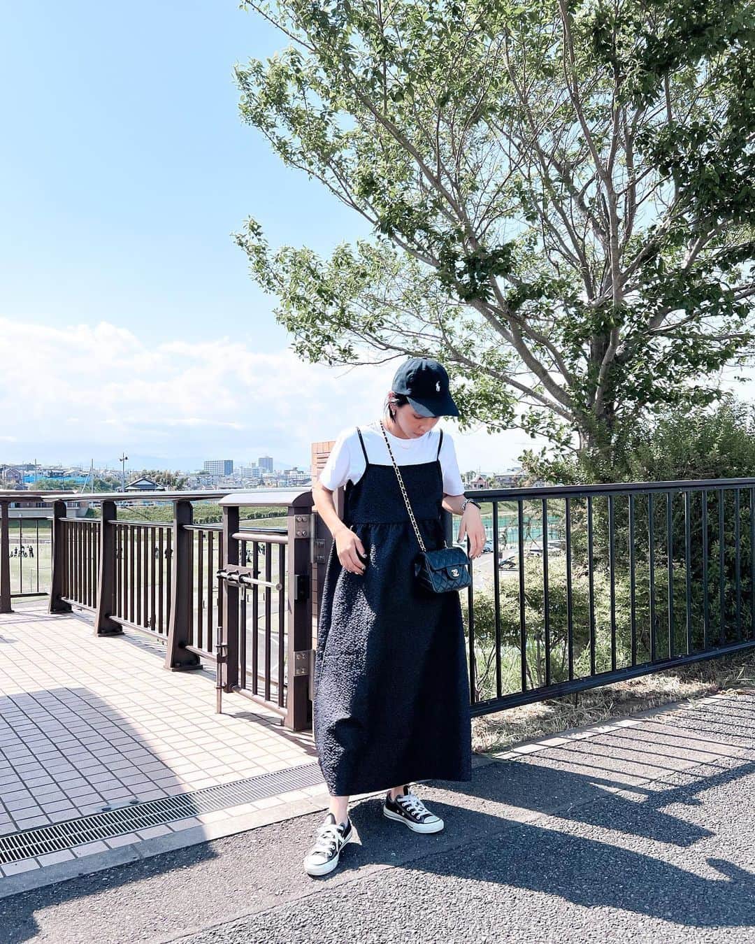 Hiiiiikoのインスタグラム：「♡ . . 今年流行りのジャガードワンピース🖤 ふんわりで可愛いし インナー変えれば1年中使えそ😍！ 上からスウェット着てスカート風でもありよね☺️ . . #sakishimatokyo #ワンピースコーデ#ジャガードワンピース#zozotown購入品#ママコーデ#ママファッション#コーデ#ファッション#シンプルコーデ#カジュアルコーデ#プチプラコーデ#プチプラ#大人カジュアル#30代コーデ#ブラックコーデ#モノトーンコーデ#キャップ#ワンピース#4人のママ」