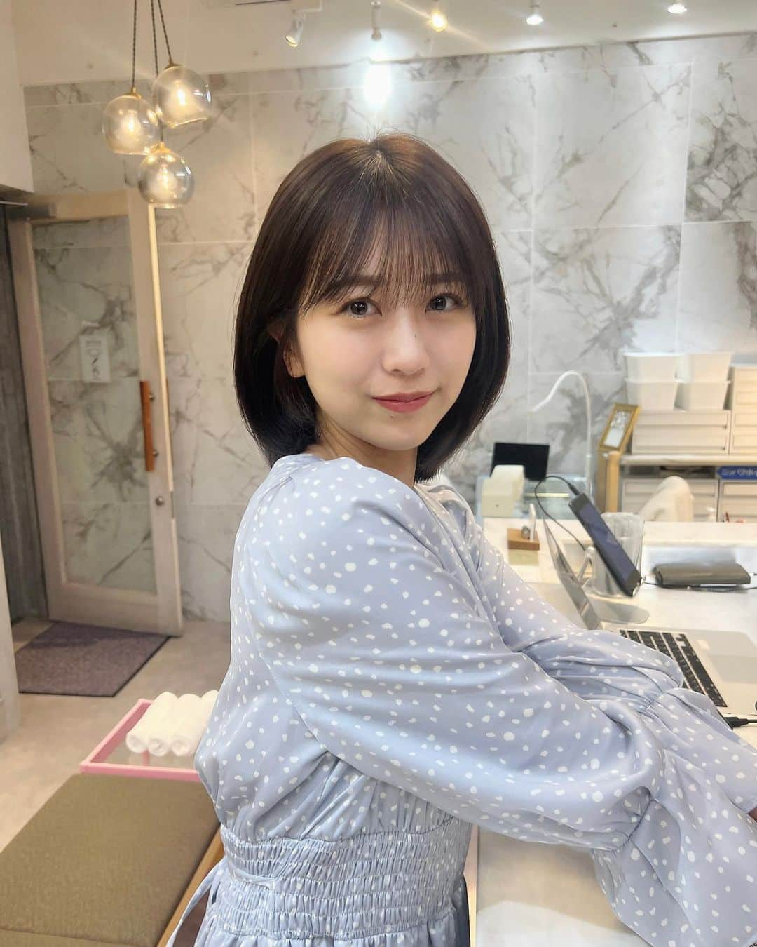 篠崎彩奈さんのインスタグラム写真 - (篠崎彩奈Instagram)「. 先日グラビアプレスの撮影で お世話になったメイクさんの 美容室へ💇🏻‍♀️✨  結構バッサリ行きました...🥺✂︎  @yoship1013   #美容室 #表参道美容室 #ショートボブ #ヘアアレンジ」4月28日 20時23分 - ayana.s_official