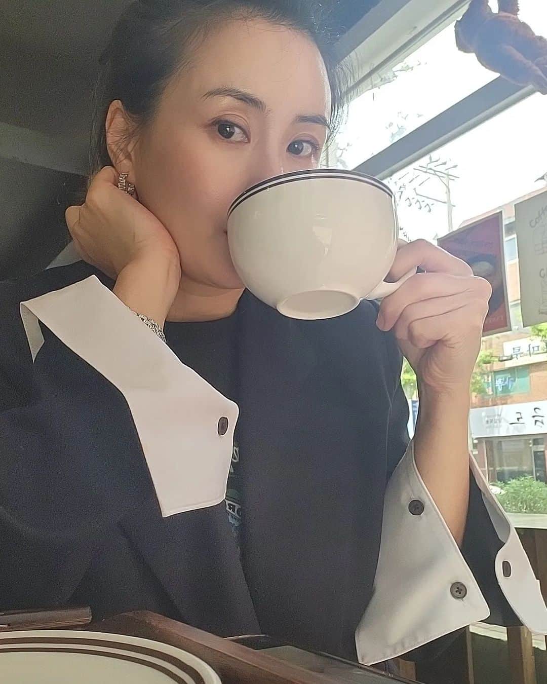 チェ・ジョンユンさんのインスタグラム写真 - (チェ・ジョンユンInstagram)「미팅전 커피한잔 하러 살랑살랑 왔는데  서바나츄러스가 눈에 아른아른 언능가서 에프돌려야징~~달달한 오후 되세용!!  #간식 #커피타임 #디저트 #츄러스」4月28日 15時03分 - choi._.jy_