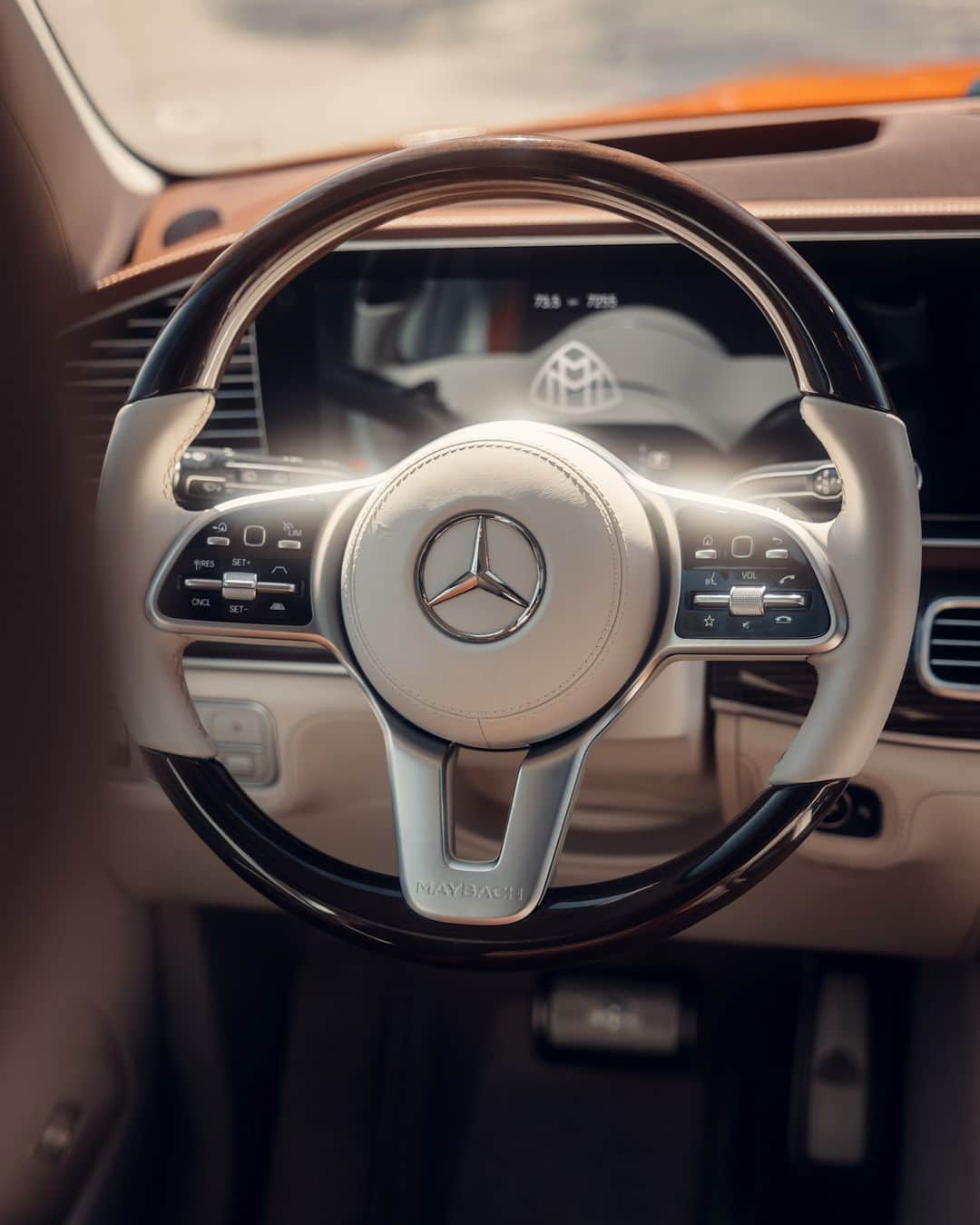 メルセデス・ベンツさんのインスタグラム写真 - (メルセデス・ベンツInstagram)「Drive in style and comfort with this top-of-the-line @mercedesmaybach.  📷 @dscvr.twins for #MBcreator  #MercedesBenz #MercedesMaybach #GLS」4月28日 15時00分 - mercedesbenz