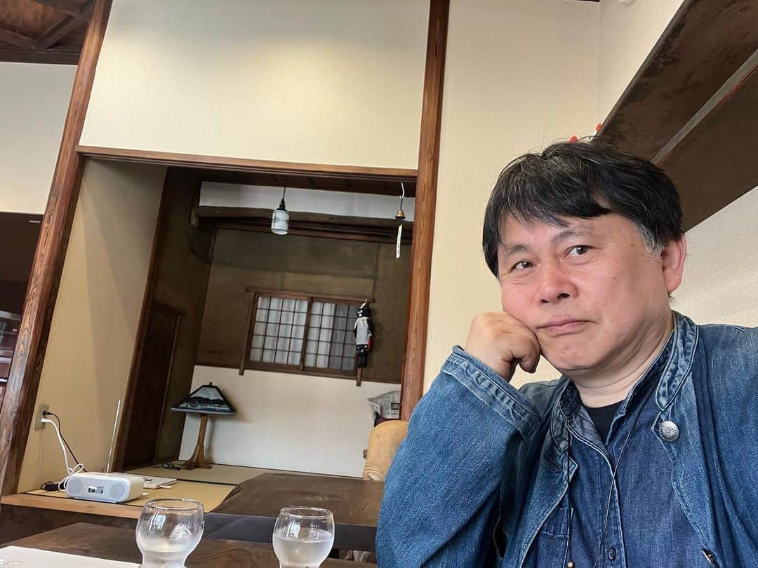 巻上公一さんのインスタグラム写真 - (巻上公一Instagram)「小田原に飛びこみ営業。 えじまやで、かます棒バーガー絶品。 平井書店に。詩集とってくれるとのこと。 有隣堂もやさしい。 実店舗は、交流があってこそ、生きる。 三省堂小田原店は、かなりつれない。追い返された。もう二度と買わない。 そういう気分になる。」4月28日 15時01分 - koichimakigami