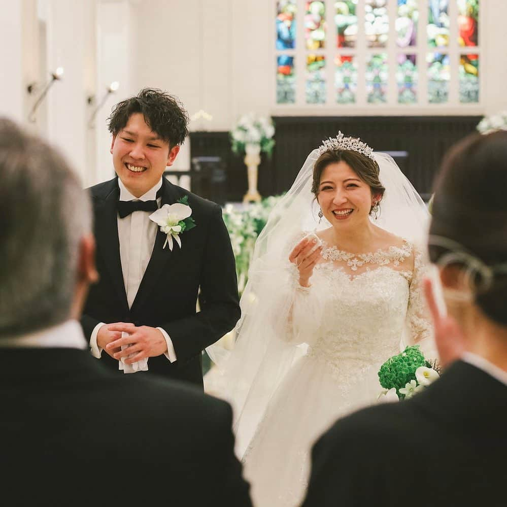 ロイヤルグレース大聖堂│福井 │結婚式場のインスタグラム：「.  家族だけのファミリーミート  幻想的な大聖堂にドレスタキシード姿の 息子、娘  堪えていた涙が溢れだすように 生まれたときから今日までが一気に めぐるような　はじめての感覚で 胸がいっぱい . ■ Produced by @rosegarden_royalgrace_wedding ［ローズガーデン/ロイヤルグレース大聖堂］ ------------------------------- [ローズHP]http://m-rosegarden.jp/ [ロイヤルHP]http://royalgrace.jp/ [TEL]0776-57-8000 [OPEN]10:00-19:00 ------------------------------- .  ■Sister stores @rosegarden_royalgrace_planners @leaf_terrace_fukui_rosegarden @ristoranteattimo . ■professional partners @kouzaburou.wedding @kouzaburou_tsuruga @kouzaburou_753 @kimonohime_furisode @kimonohime_hakama @visual_factory_intl @rose_rosa_flowers」