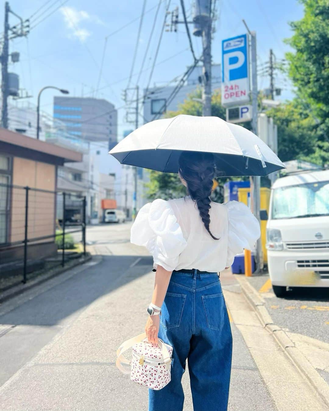 神崎恵のインスタグラム：「・ 午前中の撮影終わり。 夏❔でしょうか☀️ この季節、ゆる編み込みがしたくなります。 毛先ぎりぎりまで編むのがポイント。  最近三男がはまっている「未確認生物」。 会話が盛り上がるよう、 お勉強中です。 いつも、物足りない顔をされるので😂 今日は、盛り上がれるかしら。 出された問題。答えられるかしら。 怠け気味な脳に喝を入れてます。 がんばるんば。」
