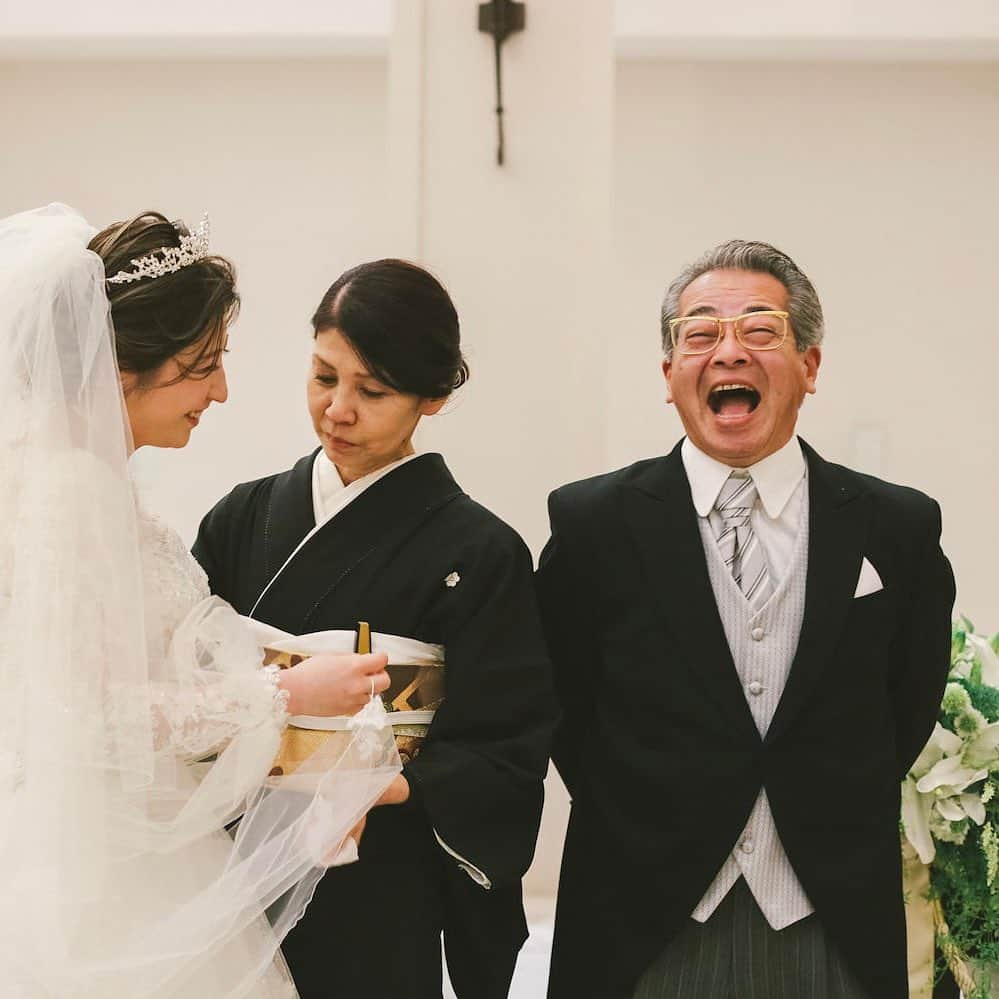 ロイヤルグレース大聖堂│福井 │結婚式場さんのインスタグラム写真 - (ロイヤルグレース大聖堂│福井 │結婚式場Instagram)「.  綺麗だね　素敵だねと　母 成長っぷりに思わず照れ笑いな　父  ファミリーミートでしか見れない 家族の想いが溢れる素直な時間  . ■ Produced by @rosegarden_royalgrace_wedding ［ローズガーデン/ロイヤルグレース大聖堂］ ------------------------------- [ローズHP]http://m-rosegarden.jp/ [ロイヤルHP]http://royalgrace.jp/ [TEL]0776-57-8000 [OPEN]10:00-19:00 ------------------------------- .  ■Sister stores @rosegarden_royalgrace_planners @leaf_terrace_fukui_rosegarden @ristoranteattimo . ■professional partners @kouzaburou.wedding @kouzaburou_tsuruga @kouzaburou_753 @kimonohime_furisode @kimonohime_hakama @visual_factory_intl @rose_rosa_flowers」4月28日 15時09分 - rosegarden_royalgrace_wedding