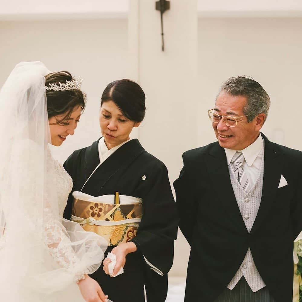 ロイヤルグレース大聖堂│福井 │結婚式場さんのインスタグラム写真 - (ロイヤルグレース大聖堂│福井 │結婚式場Instagram)「.  綺麗だね　素敵だねと　母 成長っぷりに思わず照れ笑いな　父  ファミリーミートでしか見れない 家族の想いが溢れる素直な時間  . ■ Produced by @rosegarden_royalgrace_wedding ［ローズガーデン/ロイヤルグレース大聖堂］ ------------------------------- [ローズHP]http://m-rosegarden.jp/ [ロイヤルHP]http://royalgrace.jp/ [TEL]0776-57-8000 [OPEN]10:00-19:00 ------------------------------- .  ■Sister stores @rosegarden_royalgrace_planners @leaf_terrace_fukui_rosegarden @ristoranteattimo . ■professional partners @kouzaburou.wedding @kouzaburou_tsuruga @kouzaburou_753 @kimonohime_furisode @kimonohime_hakama @visual_factory_intl @rose_rosa_flowers」4月28日 15時09分 - rosegarden_royalgrace_wedding