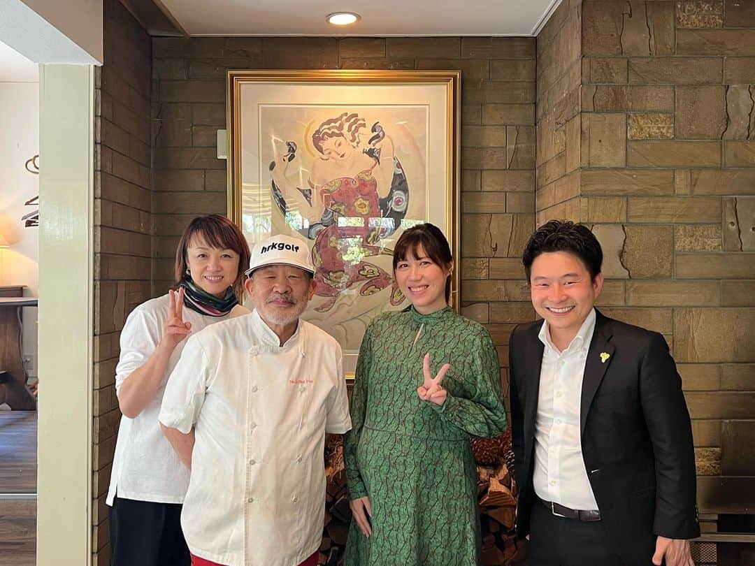 綾田紘子のインスタグラム：「里帰り前の最後の贅沢は、kyoko⭐︎さん(@uta_ya.miraido)と一緒にヌキテパさん(@nequittezpas_gotanda)で🥹❤️ . シェフにも友人にも久しぶりに会えて、美味しい食事をいただいて、幸せなひとときでした♡ シェフがhrkgolfのキャップを被ってくれているのがとってもキュート😂 . 学生のときは結婚して子供がいる未来なんて想像できなかったのに…😂時が経つってすごいことですね😂 . さて皆様にここでお知らせです✨ 5/10に朝霧カントリークラブで開催される静岡レディースオープンでhrkgolfのショップを出させていただけることになりました！！！ すべての商品をいつもよりお得な価格で販売する予定です😊 . 会場に来られる方はぜひ寄っていただけたら嬉しいです♡ と言うか絶対寄ってください！！！笑 よろしくお願いします🙇‍♀️ . #美味しすぎて昇天した #土のデザート」