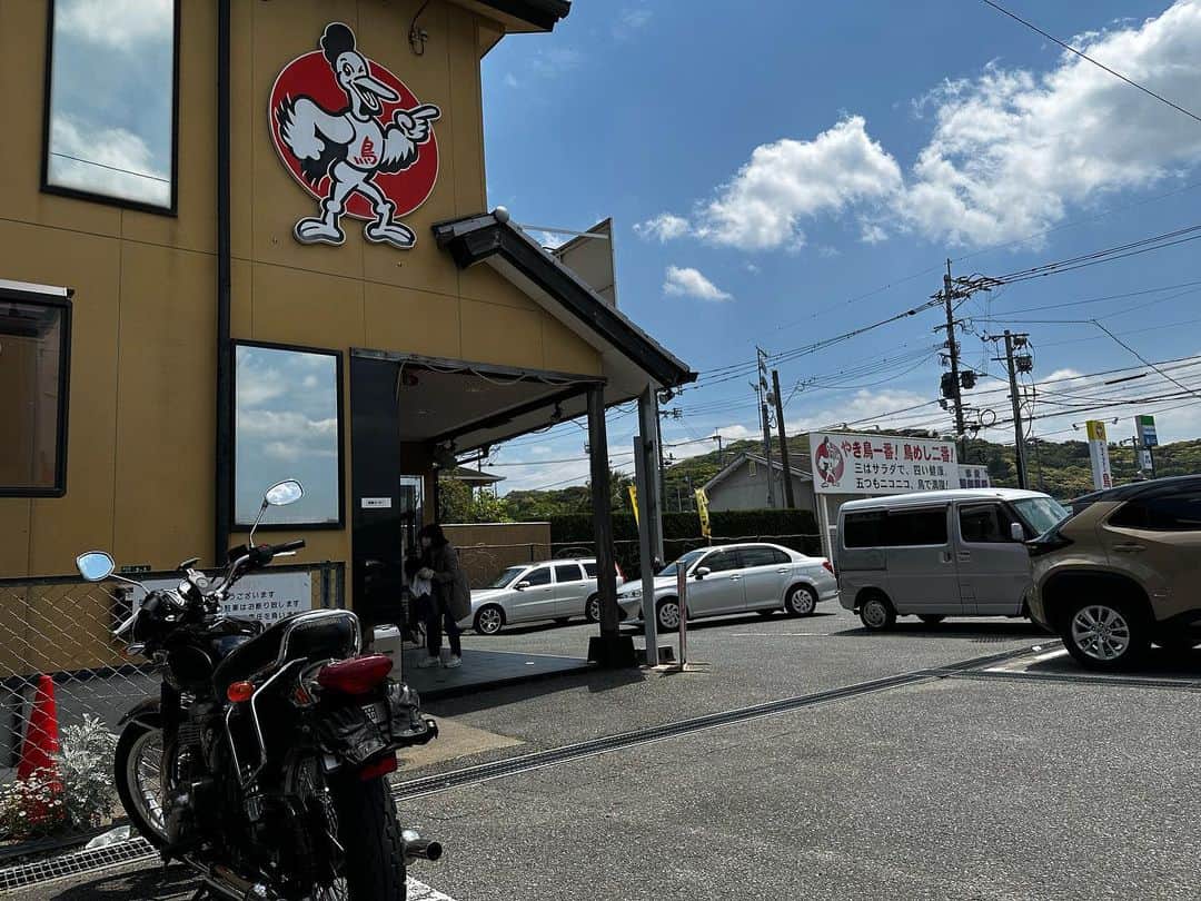 栗田善太郎のインスタグラム：「明日は雨予報なので 糸島へ。 行きは山越えからのドライブイン鳥！ 帰りは芥屋からサンセットロード🌊コース。 随分と久しぶりに来たら道も店も変わってるね。」