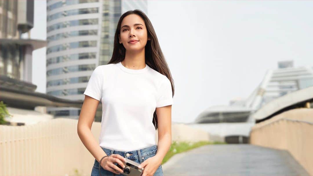 ウッラサヤー・セパーバンのインスタグラム：「ความเรียบง่ายที่ญ่าชอบที่สุดก็คือ เสื้อยืดยูนิโคล่ U Crew Neck 😍 ไอเทมโปรดของญ่า ที่ให้ญ่าเป็นตัวเองได้ในแบบที่สบายที่สุด 🛒ไปลองเลือกซื้อเสื้อยืดตัวโปรดของคุณได้ที่ร้านยูนิโคล่ทุกสาขา หรือช้อปผ่านยูนิโคล่แอปได้เลยค่ะ  #เสื้อยืดยูนิโคล่ #ความเรียบง่ายที่ไม่ธรรมดา #UniqloThailand」