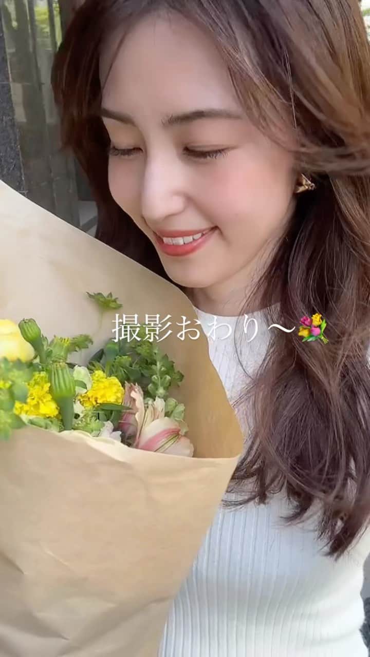 のインスタグラム：「💐 撮影終わりに、小道具で使った花束をいただきました❤️ お家が華やかになるな〜 ありがとうございます😊 ⁡ ANAYIのWEB取材のお仕事でした。 記事が掲載されたらお知らせしますね。 カワイイ服がたくさんでしたよー👗 ⁡ ⁡ ⁡ ⁡ ⁡ #スキンケア #美容 #美容好きな人と繋がりたい #メイク #コスメ #コスメ好きさんと繋がりたい #美容研究家 #植物療法士 #有村実樹 #ANAYI #アナイ #夏服 #撮影 ⁡ ⁡」