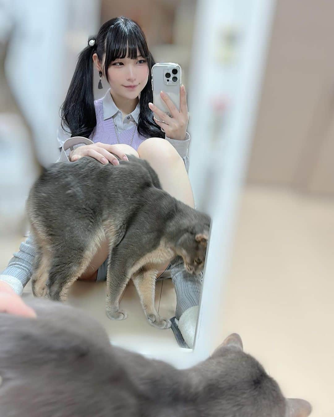 あまつ様のインスタグラム：「🐈‍⬛ ⁡ ⁡ ﾈｺﾁｬﾝに邪魔され続けるあまつ…🐈 ⁡ ⁡ #あまつまりな #あまつ様 #セルフィー #私服」