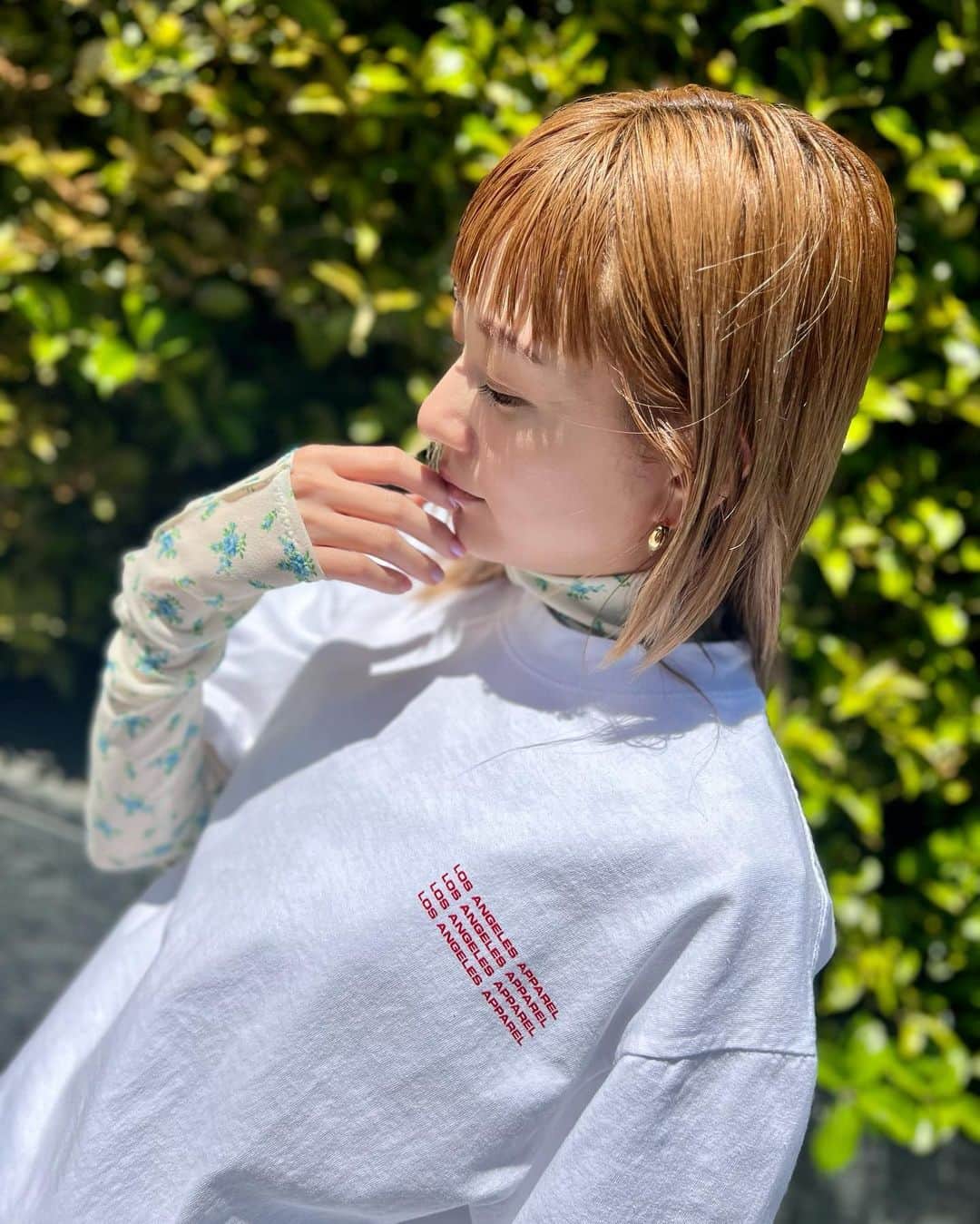 伊藤千晃のインスタグラム：「最近、鼻をかんだら血が混じっていて、驚いた私です😱（滅多に鼻血はでないので💦） 目から涙もとまらなくて、 これは花粉か黄砂なのかな？？🥲 ⁡ どちらにしても鼻がグジュグジュするのは辛い、、、まだ少しムズムズするけど、 いい天気で暖かい日だったので、 Tシャツスタイルでhappyに乗り越えました✨🥹 ⁡ あっという間に夏が来るねぇ〜 ⁡ T-shirt/ @three00_laa  （原宿THREE00の限定アイテム）  tops&denim/ @lecielbleu_official  ⁡」