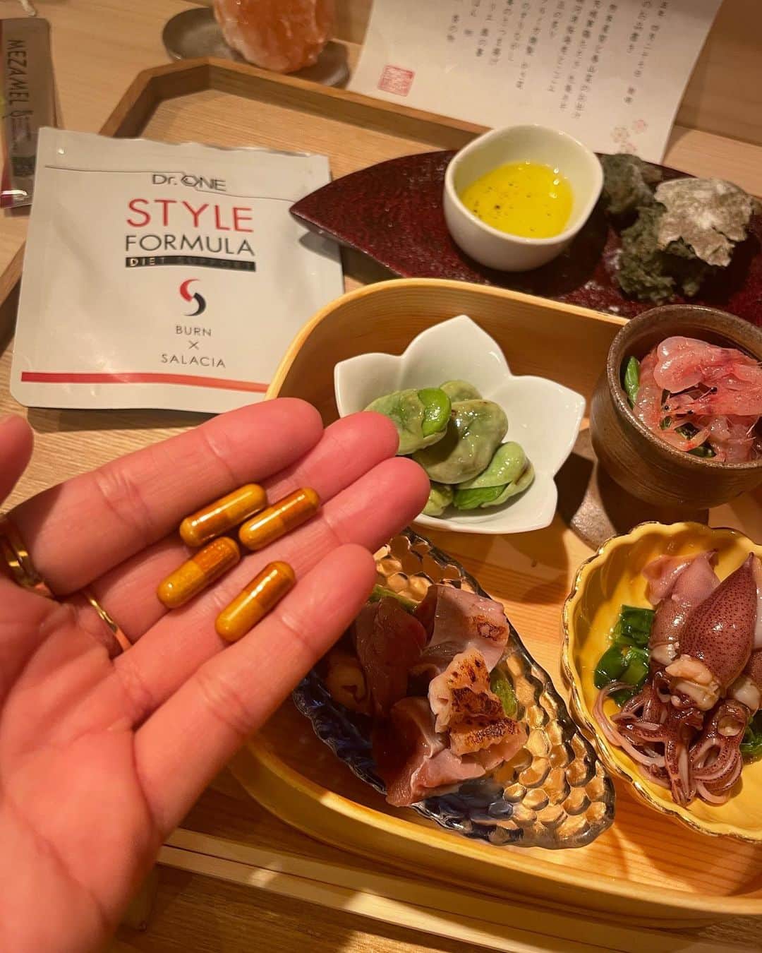 黒田愛美さんのインスタグラム写真 - (黒田愛美Instagram)「Zippys チームメイトななちゃんの、予約の取れない #ななかぐら へ💖🥂🍷🍽️ ワンオペでここまでこだわった最高のお料理を提供できるなんて 本当に尊敬しかない🤩❣️❣️ いつも美味しいお料理ごちそうさまです🙏💕 なかなか会えてなかったZippys メンバーにも会えて、心温まる夜でした😊 #鎖骨骨折仲間 😅 のヒデさんはボルト🔩が取れてどうやら完全復活らしい‼️👏 いいな〜✨✨🥺 お疲れ様でした🥹✨✨ 私は🔩半年後抜去予定です💪  ちなみに MEZAMELは常に人数分持ち歩いてる✌️💊 #スタイルフォーミュラ も常にお裾分け😁 @mezamel_official  @dr.one_fcc  #トライアスロン仲間 #トライアスロンチーム #zippys #もはや家族 #神楽坂 #グルメ #黒田愛美」4月28日 15時22分 - kurodaaimi