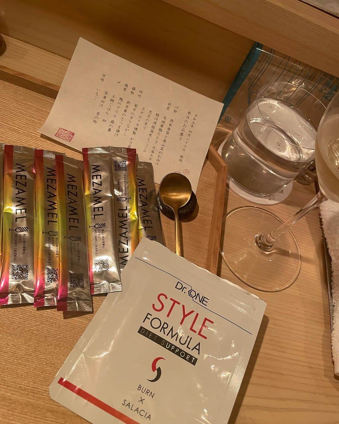 黒田愛美さんのインスタグラム写真 - (黒田愛美Instagram)「Zippys チームメイトななちゃんの、予約の取れない #ななかぐら へ💖🥂🍷🍽️ ワンオペでここまでこだわった最高のお料理を提供できるなんて 本当に尊敬しかない🤩❣️❣️ いつも美味しいお料理ごちそうさまです🙏💕 なかなか会えてなかったZippys メンバーにも会えて、心温まる夜でした😊 #鎖骨骨折仲間 😅 のヒデさんはボルト🔩が取れてどうやら完全復活らしい‼️👏 いいな〜✨✨🥺 お疲れ様でした🥹✨✨ 私は🔩半年後抜去予定です💪  ちなみに MEZAMELは常に人数分持ち歩いてる✌️💊 #スタイルフォーミュラ も常にお裾分け😁 @mezamel_official  @dr.one_fcc  #トライアスロン仲間 #トライアスロンチーム #zippys #もはや家族 #神楽坂 #グルメ #黒田愛美」4月28日 15時22分 - kurodaaimi