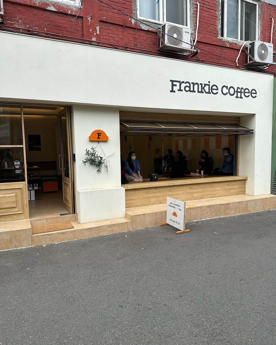 高橋理洋のインスタグラム：「梨泰院のカフェ来た。オープンテラスのカフェ流行ってんのかな？めっちゃ多いな」