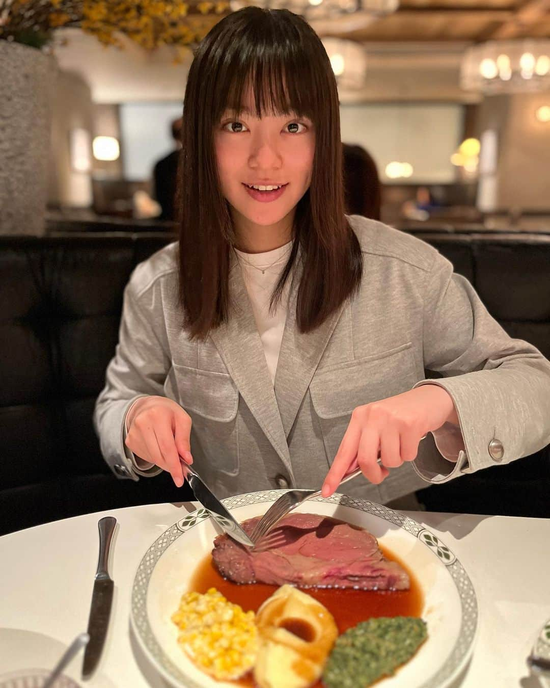 深尾あむさんのインスタグラム写真 - (深尾あむInstagram)「わくわくからのサラダからのお肉。 最高ですねぇ〜。」4月28日 15時31分 - amufukaofficial