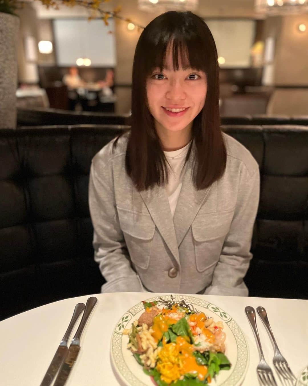 深尾あむさんのインスタグラム写真 - (深尾あむInstagram)「わくわくからのサラダからのお肉。 最高ですねぇ〜。」4月28日 15時31分 - amufukaofficial